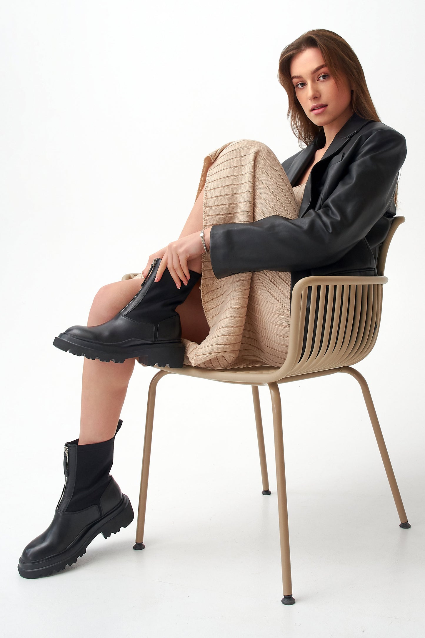 Botki damskie skórzane na wiosnę i jesień marki Estro - prezentacja obuwia na modelce.