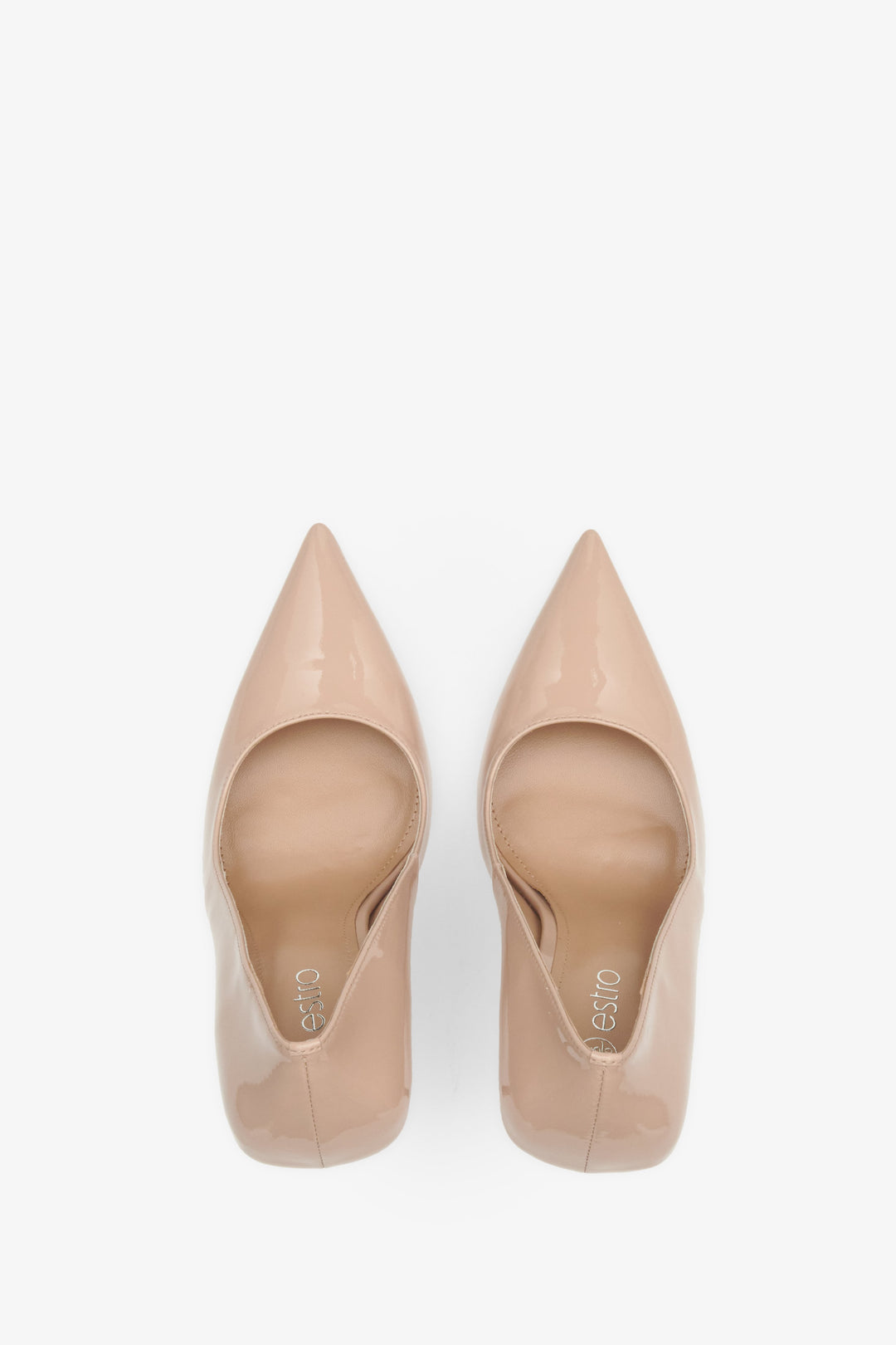 Szpilki damskie w kolorze beżowym z lakierowanej skóry naturalnej - prezentacja obuwia z góry.