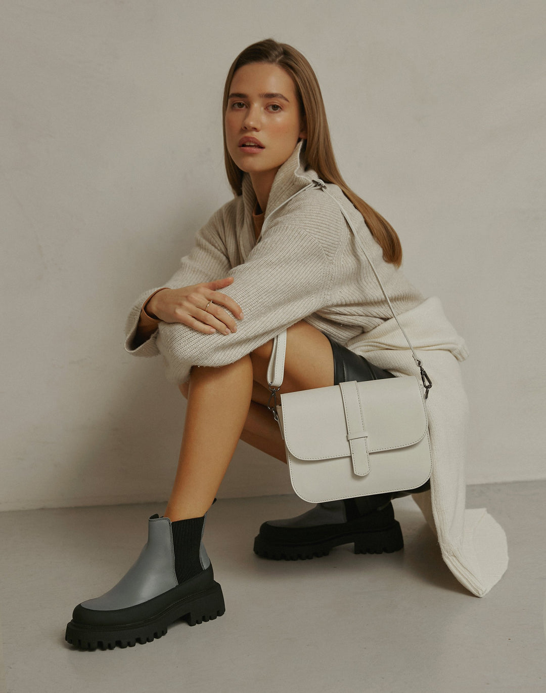 Niskie, szaro-czarne botki damskie jesienne ze skóry naturalnej marki Estro - prezentacja obuwia na modelce.