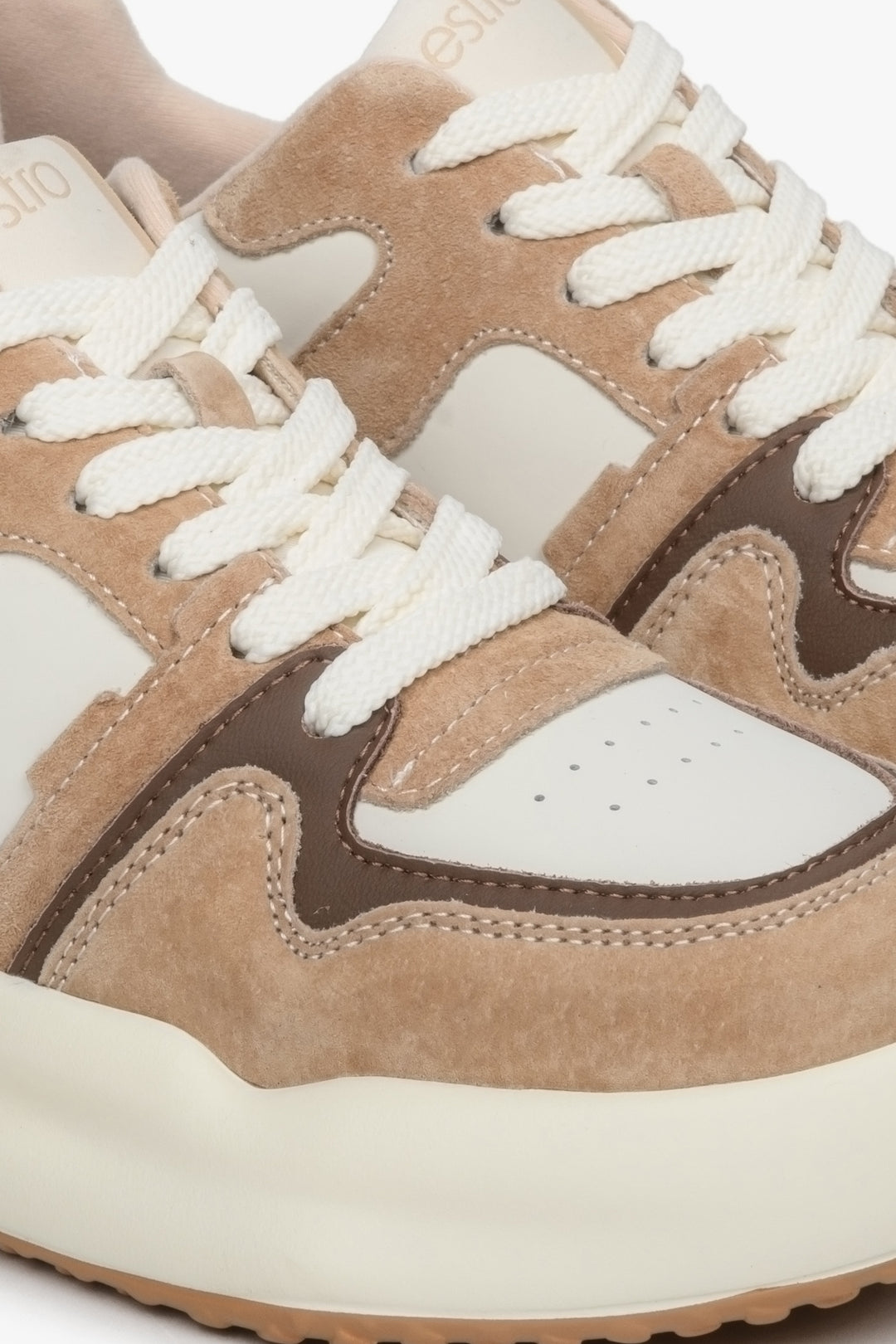 Sneakersy damskie z weluru i skóry naturalnej Estro - zbliżenie na detale.