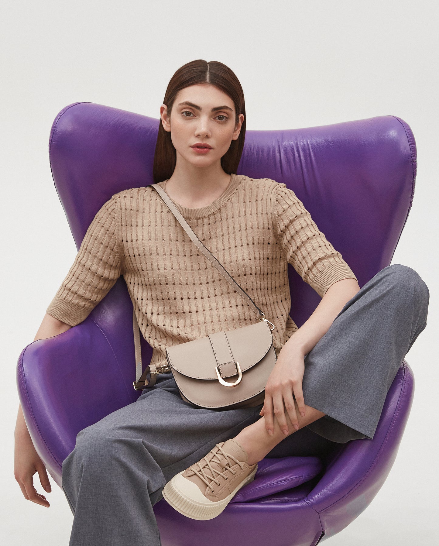 Beżowa torebka damska w kształcie podkowy ze skóry naturalnej Estro ER00112539