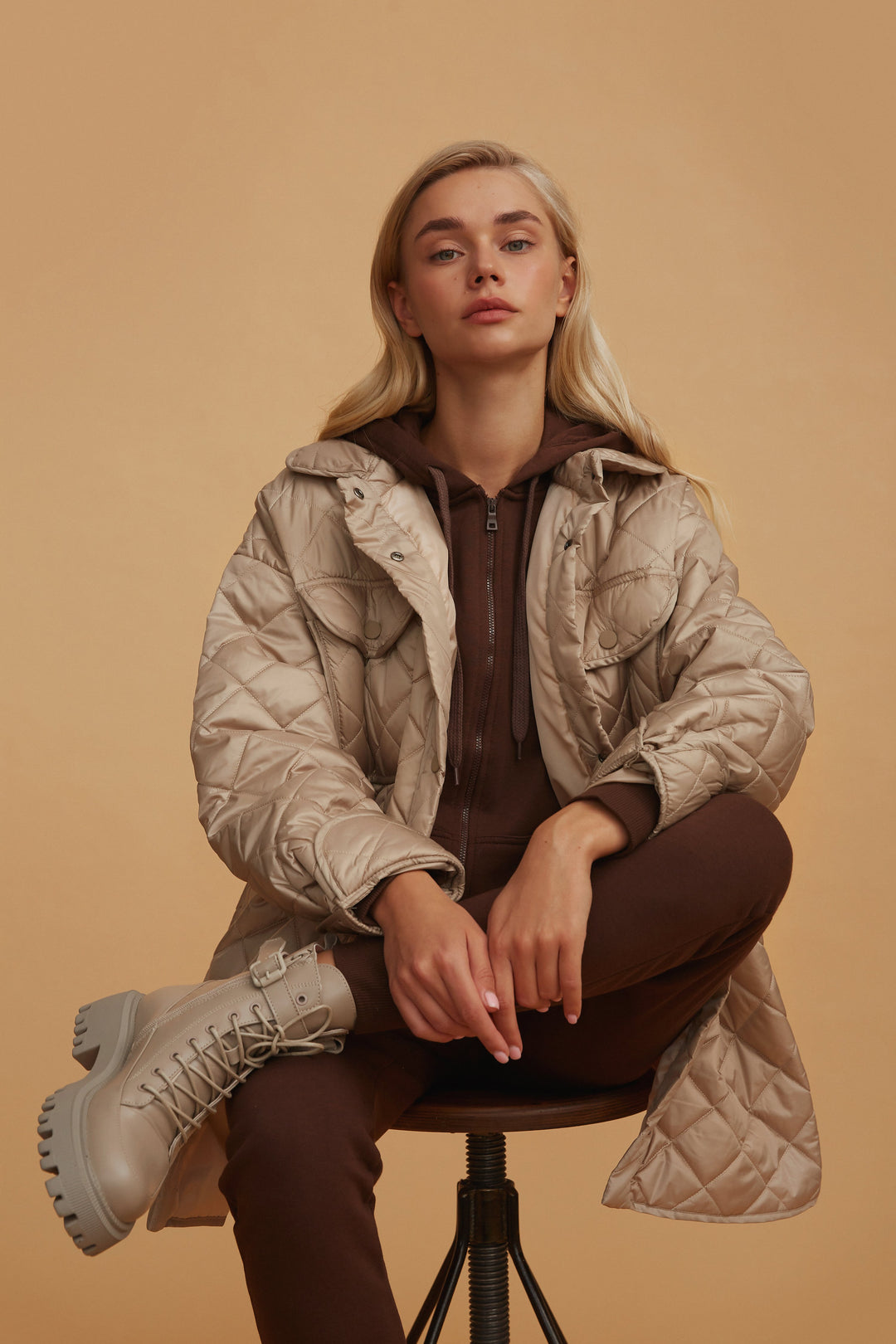 Workery damskie wysokie w kolorze beżowym marki Estro ze skóry naturalnej.