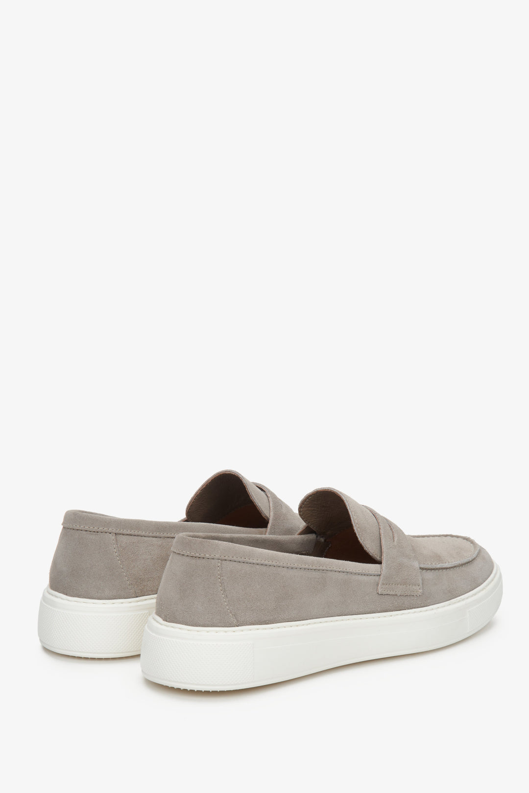 Mokasyny męskie Estro w kolorze beżowym Estro - prezentacja zapiętka buta.