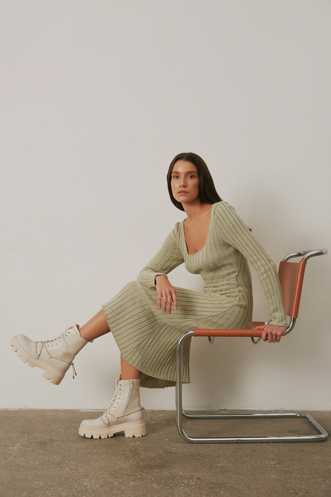 Damskie workery beżowe ze skóry naturalnej - prezentacja obuwia na modelce.