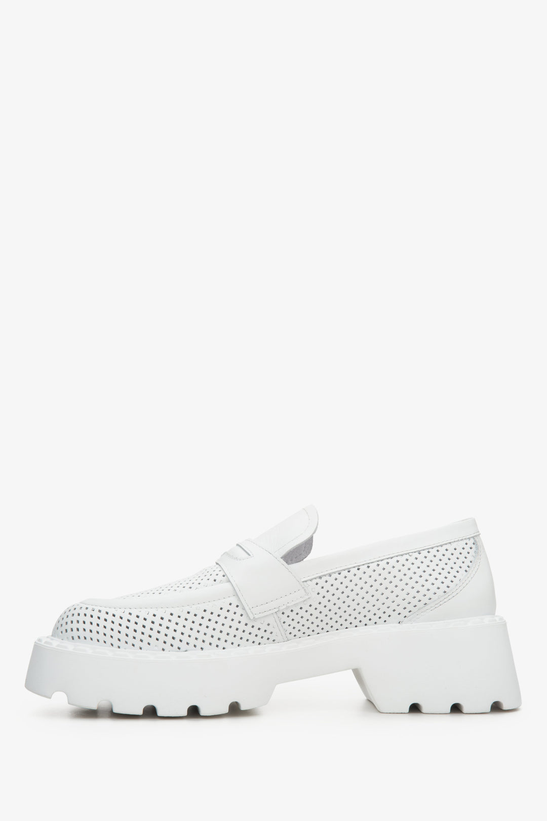 Mokasyny damskie ze skóry naturalnej z perforacją na lato - marka Estro, kolor jasnobeżowy.