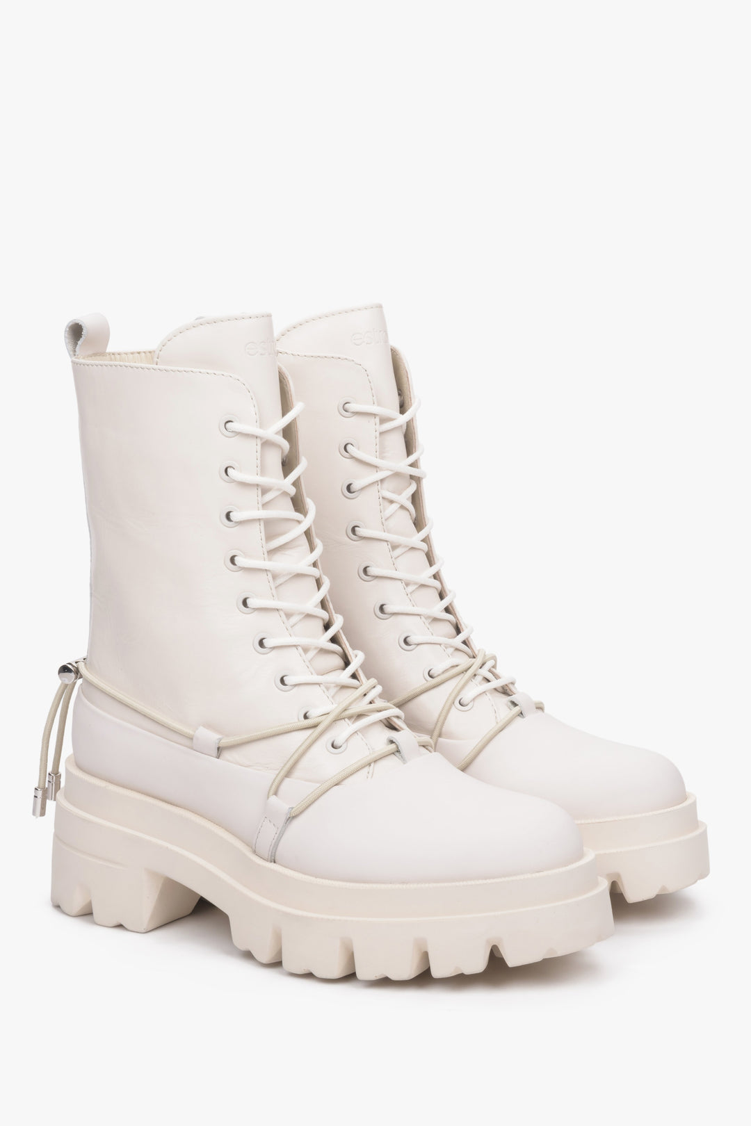 Wysokie workery damskie ze sznurowaniem ze skóry naturalnej w kolorze beżowym marki Estro - zbliżenie na linię palców i przyszwę boczną.