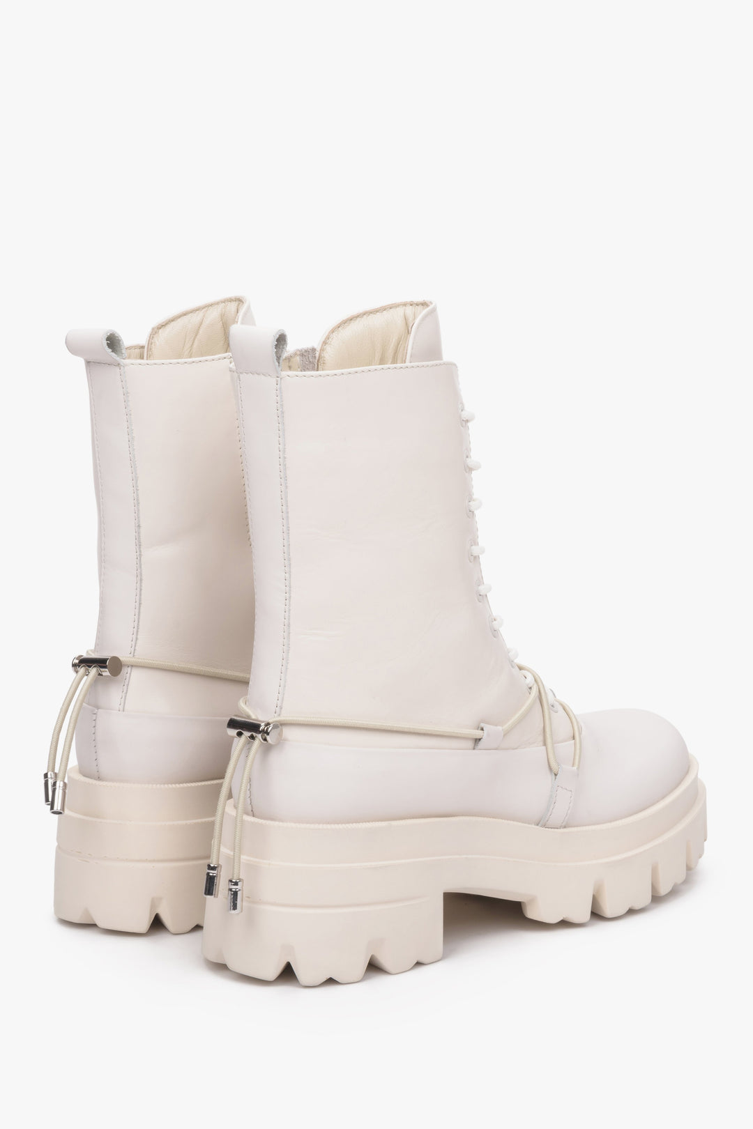 Damskie, wysokie workery ze skóry naturalnej z kombinowanych materiałów - zbliżenie na zapiętek i boczną przyszwę buta w kolorze beżowym.