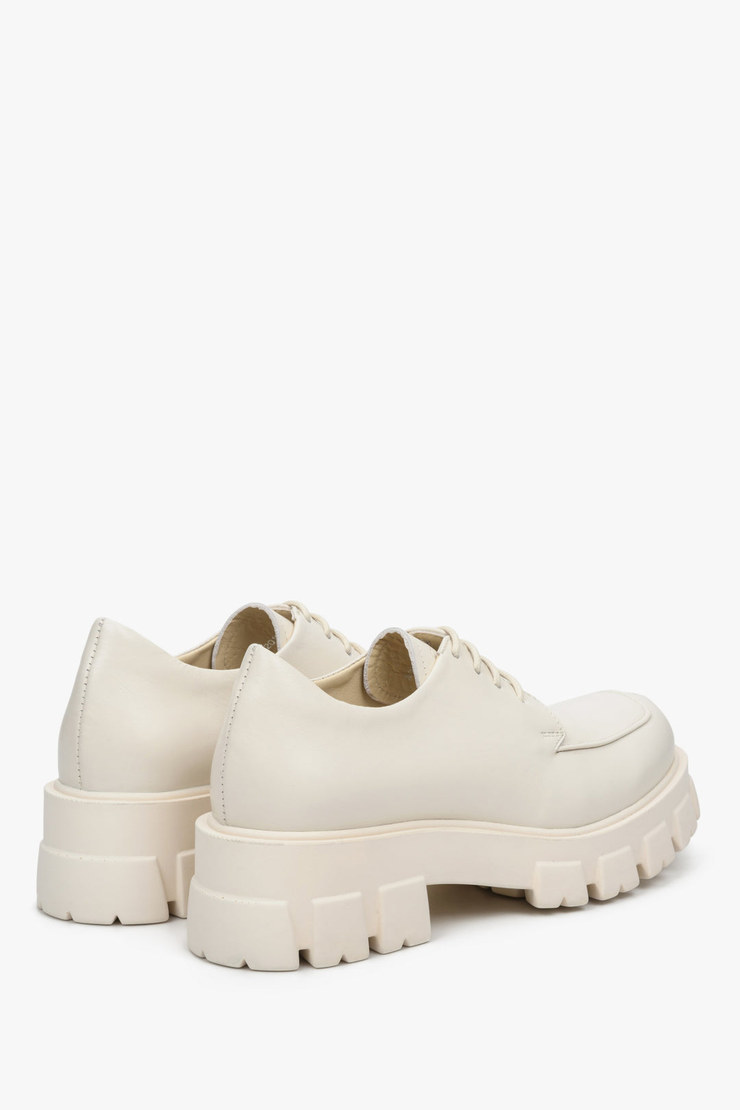 Sznurowane półbuty damskie ze skóry naturalnej w kolorze beżowym - zbliżenie na linię zapiętka i boczną przyszwę.