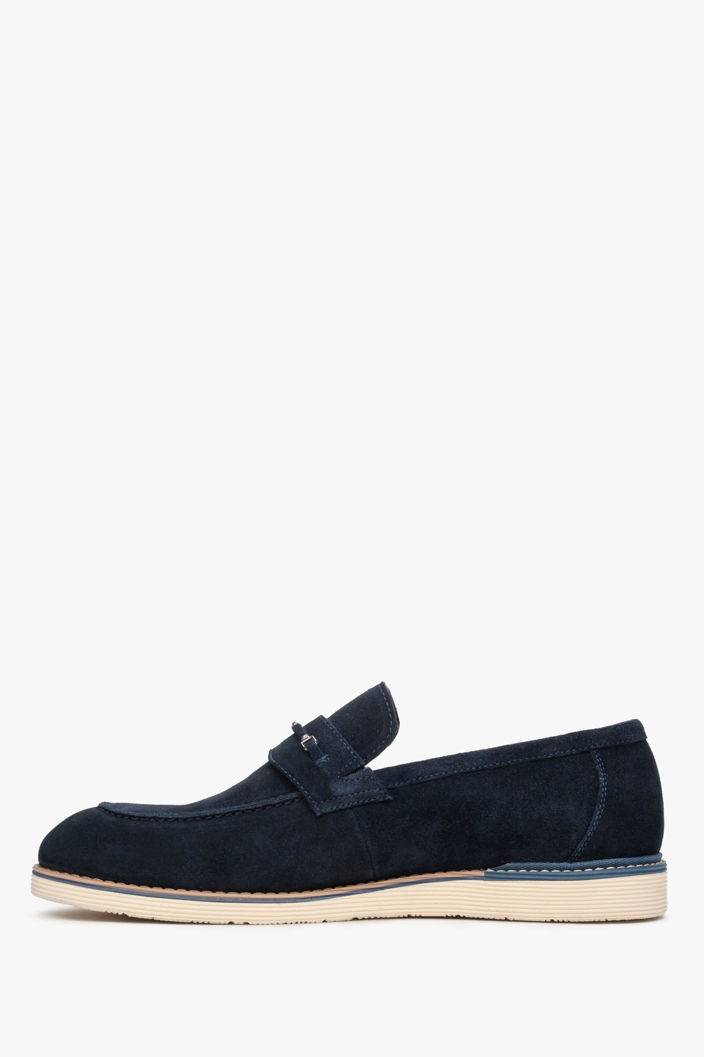 Mokasyny męskie welurowe w kolorze granatowym Estro na wiosnę - prezentacja profilu buta.