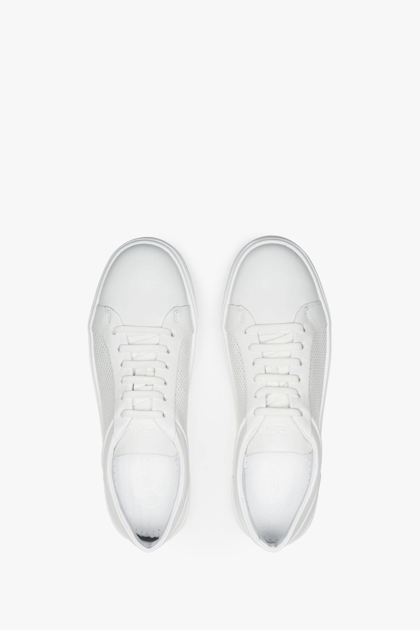 Trampki damskie w kolorze białym marki Estro na lato - prezentacja obuwia z góry.