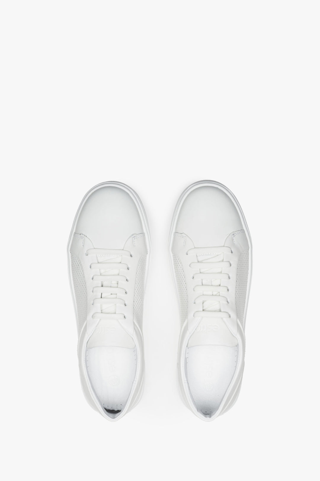 Trampki damskie w kolorze białym marki Estro na lato - prezentacja obuwia z góry.