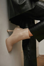 Beżowe botki damskie na szpilce Estro ER00112103.