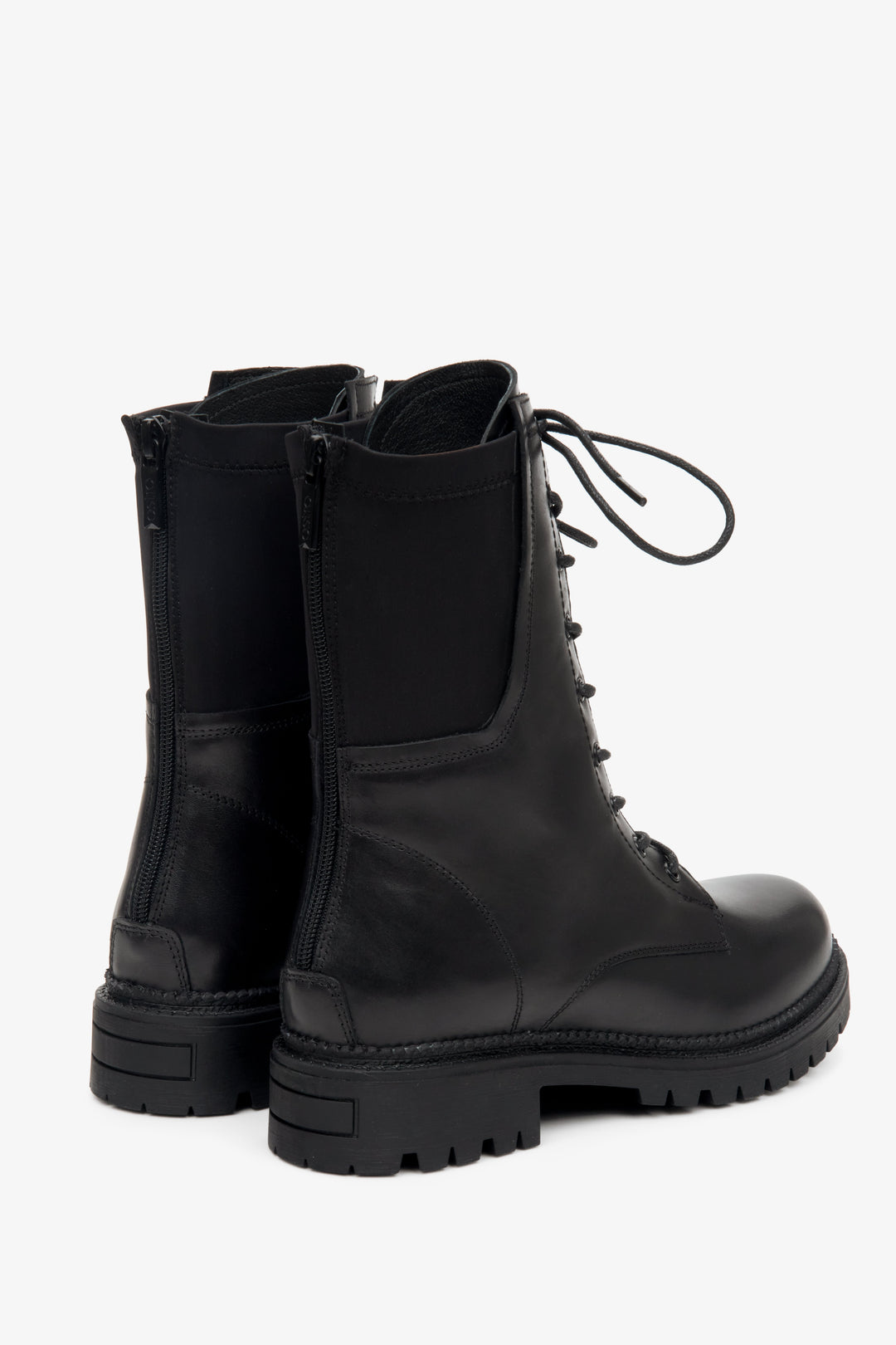 Podwyższane botki damskie skórzane marki Estro w kolorze czarnym ze skóry naturalnej - zbliżenie na tył buta i boczną przyszwę.