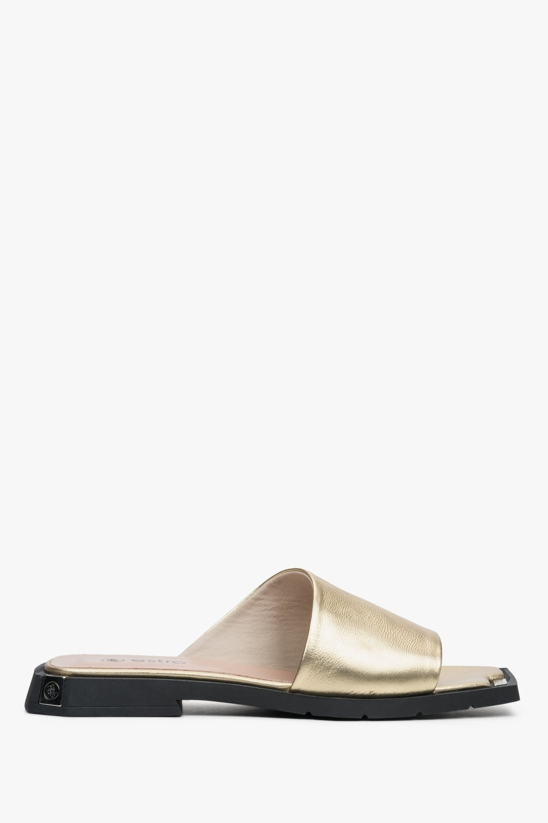 Klapki damskie na lato w kolorze złotym ze skóry naturalnej Estro - prezentacja czubka i przyszwy bocznej obuwia.