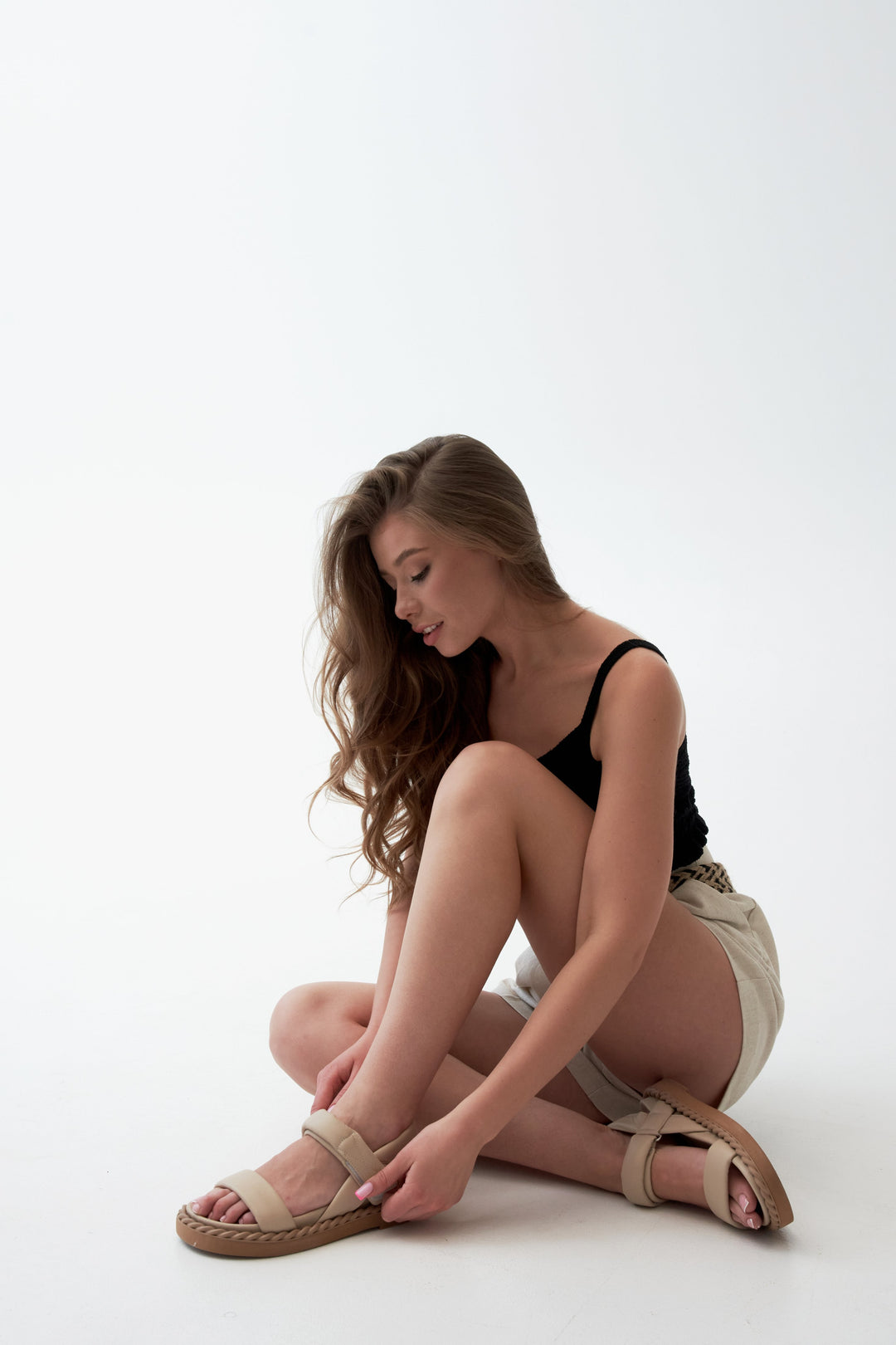 Beżowe sandały damskie ze skóry naturalnej na lato Estro ER00111202 - prezentacja na modelce.