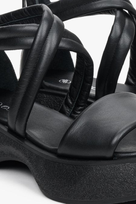 Skórzane sandały damskie z pasków Estro w kolorze czarnym - zbliżenie na detale.