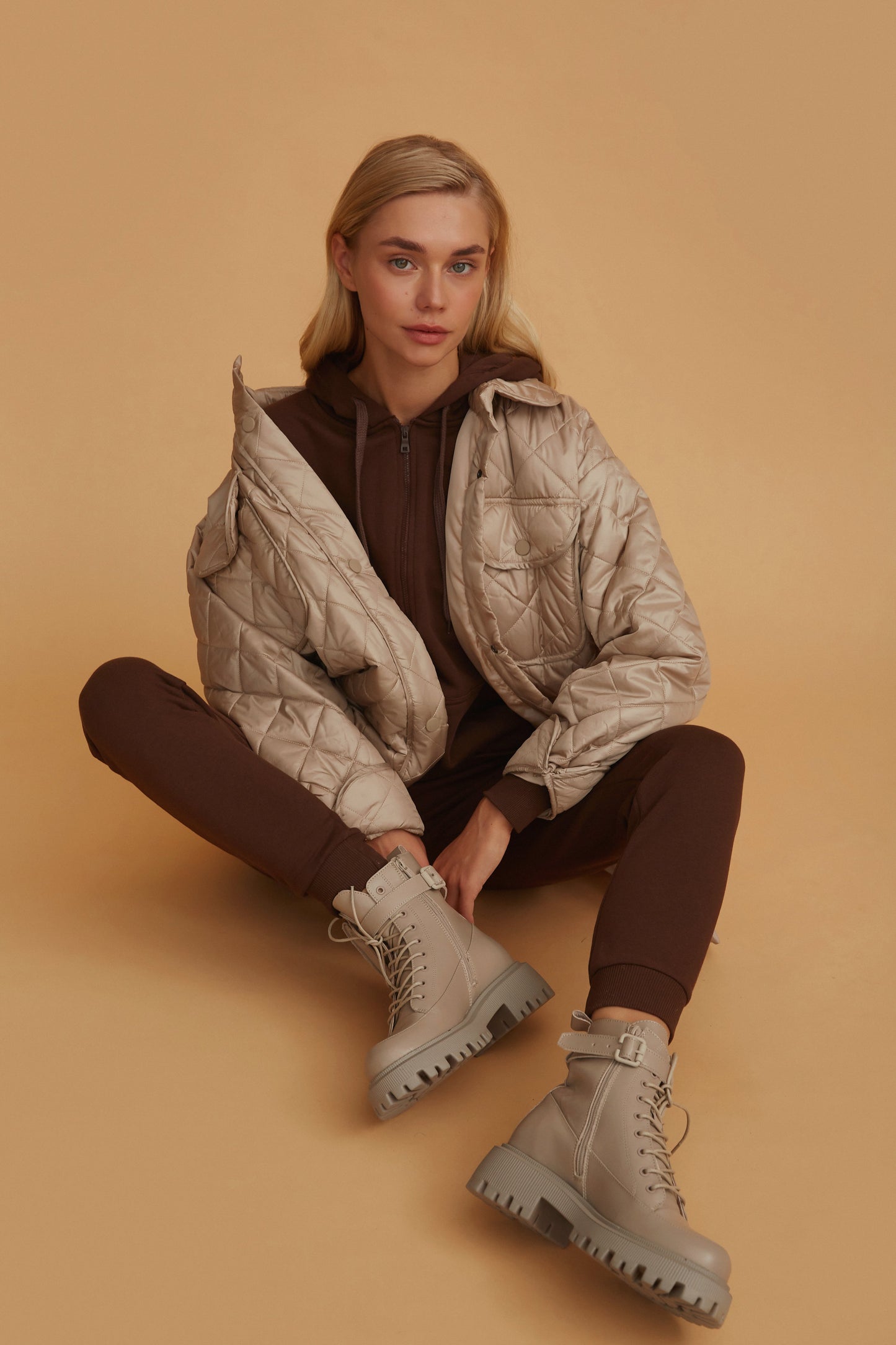 Damskie, wysokie workery ze skóry naturalnej w kolorze beżowym marki Estro - obuwie w pełnej stylizacji.