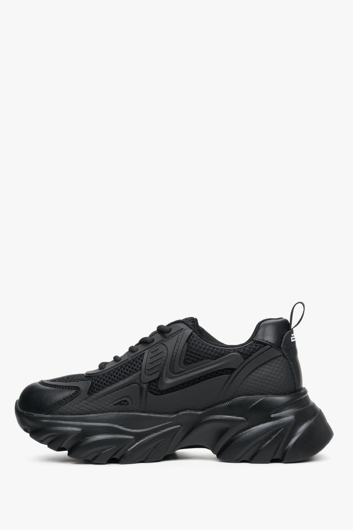 Czarne sneakersy damskie ES 8 z grubą podeszwą, sznurowane.