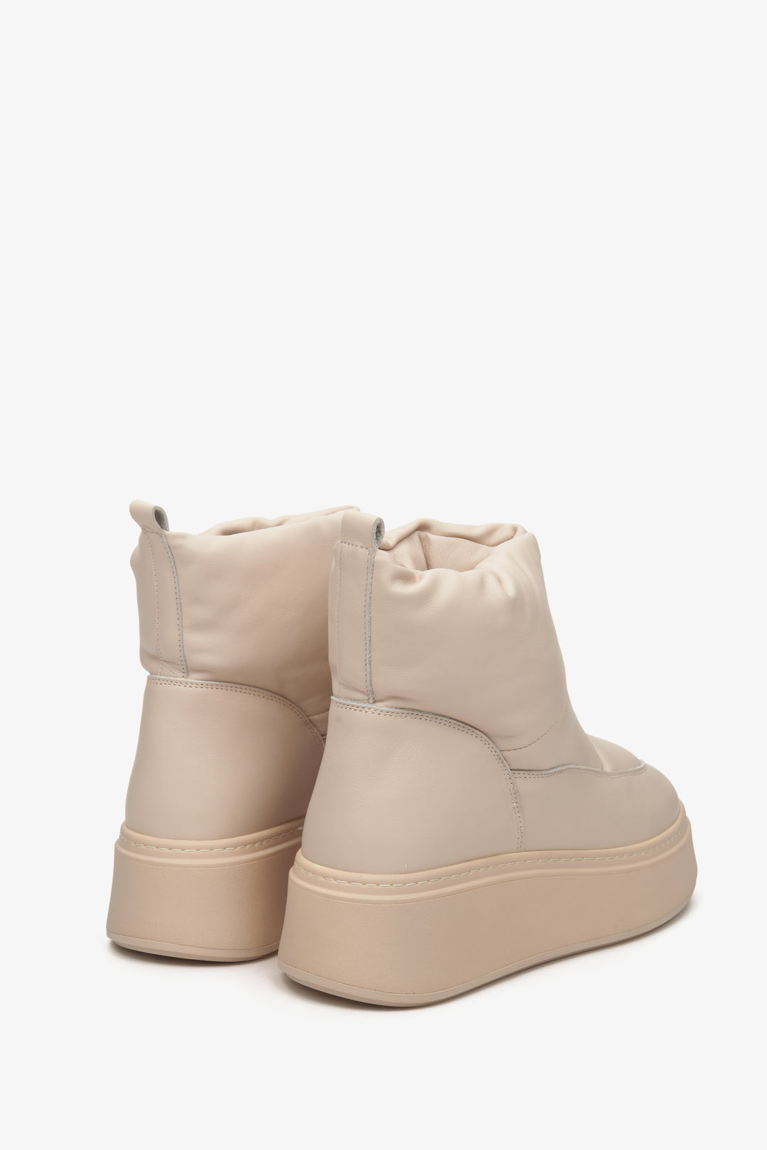 Skórzane beżowe śniegowce damskie Estro na zimę z futrem naturalnym - zbliżenie na zapiętek i przyszwę boczną.