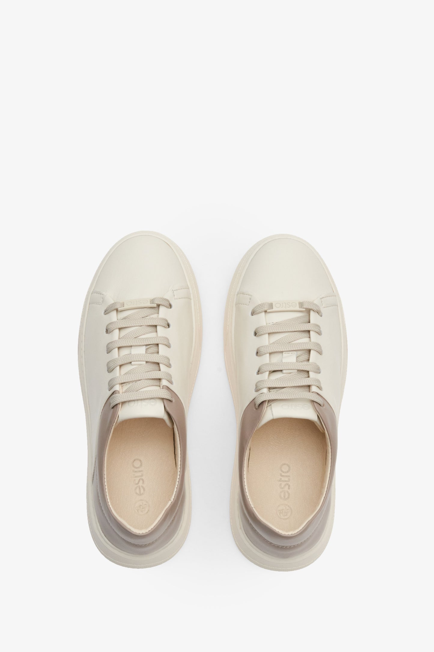 Skórzane trampki w kolorze beżowo-brązowym ze sznurowaniem Estro - prezentacja obuwia z góry.