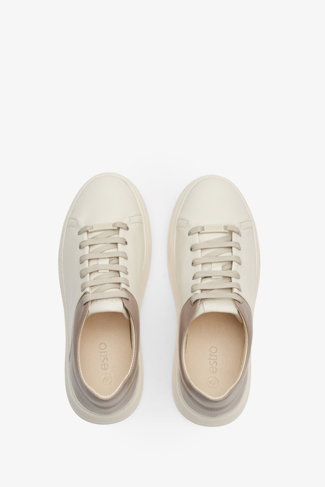 Skórzane trampki w kolorze beżowo-brązowym ze sznurowaniem Estro - prezentacja obuwia z góry.