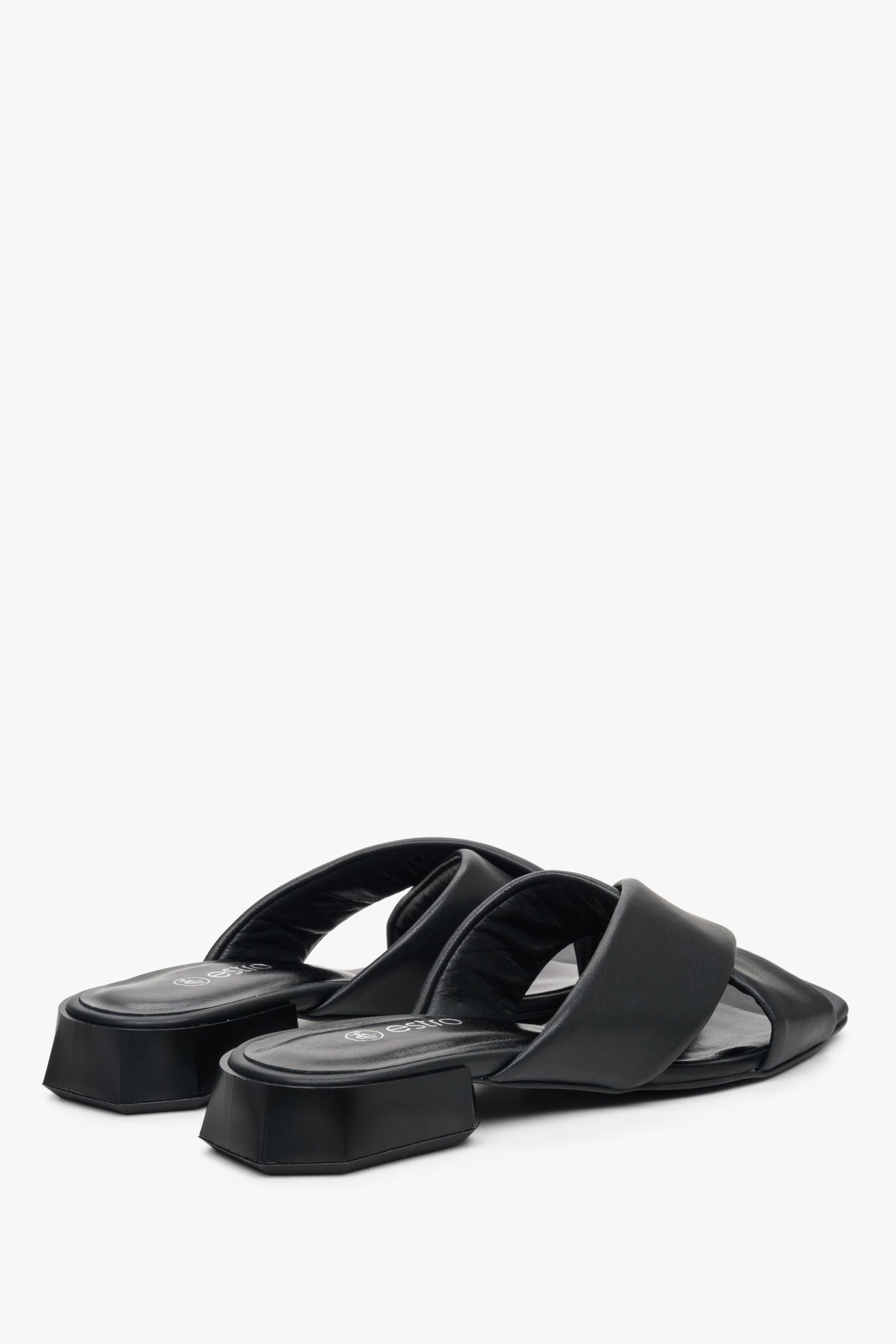 Damskie klapki skórzane na niskim obcasie w kolorze czarnym - zbliżenie na tył buta.