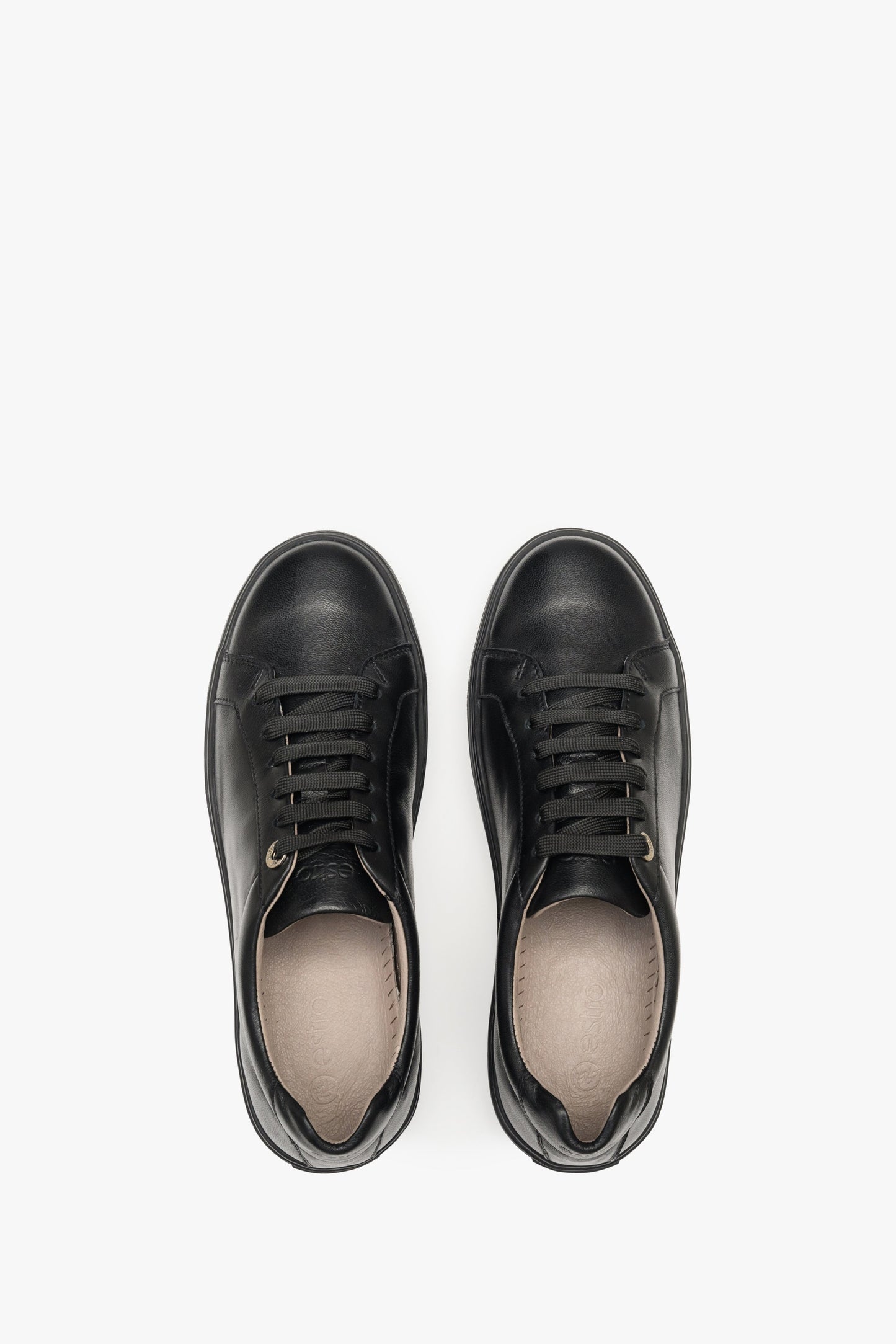 Damskie trampki wiosenne w kolorze czarnym ze skóry naturalnej - prezentacja obuwia z góry.