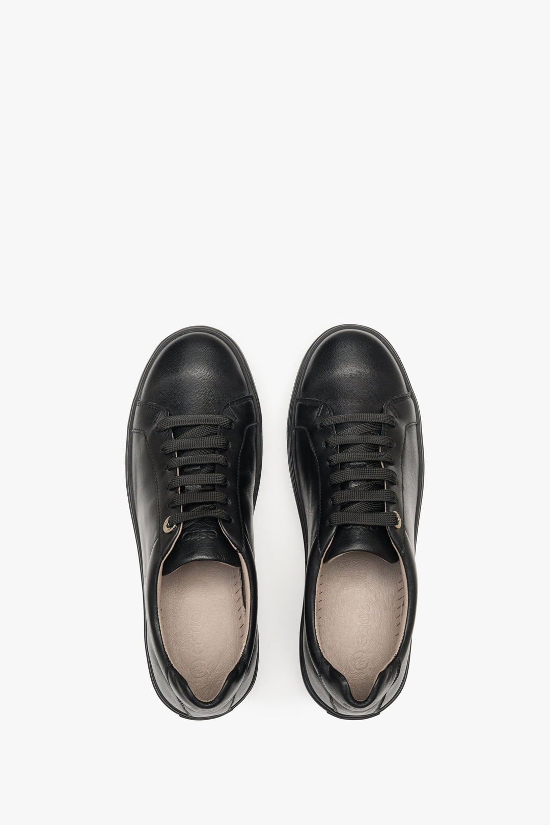 Damskie trampki wiosenne w kolorze czarnym ze skóry naturalnej - prezentacja obuwia z góry.