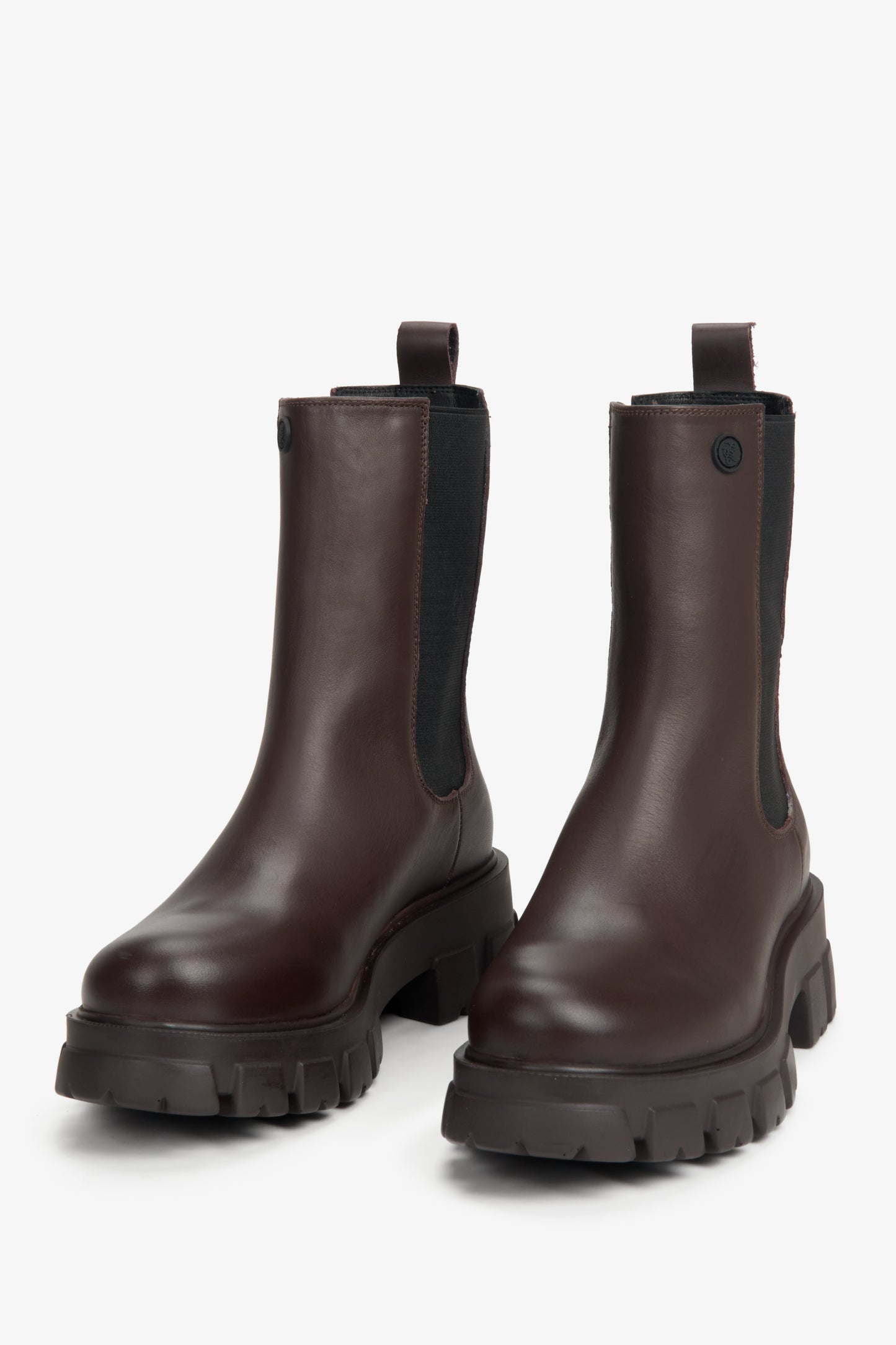 Przednia część sztybletów damskich ze skóry naturalnej w kolorze ciemnobrązowym, marka Estro.