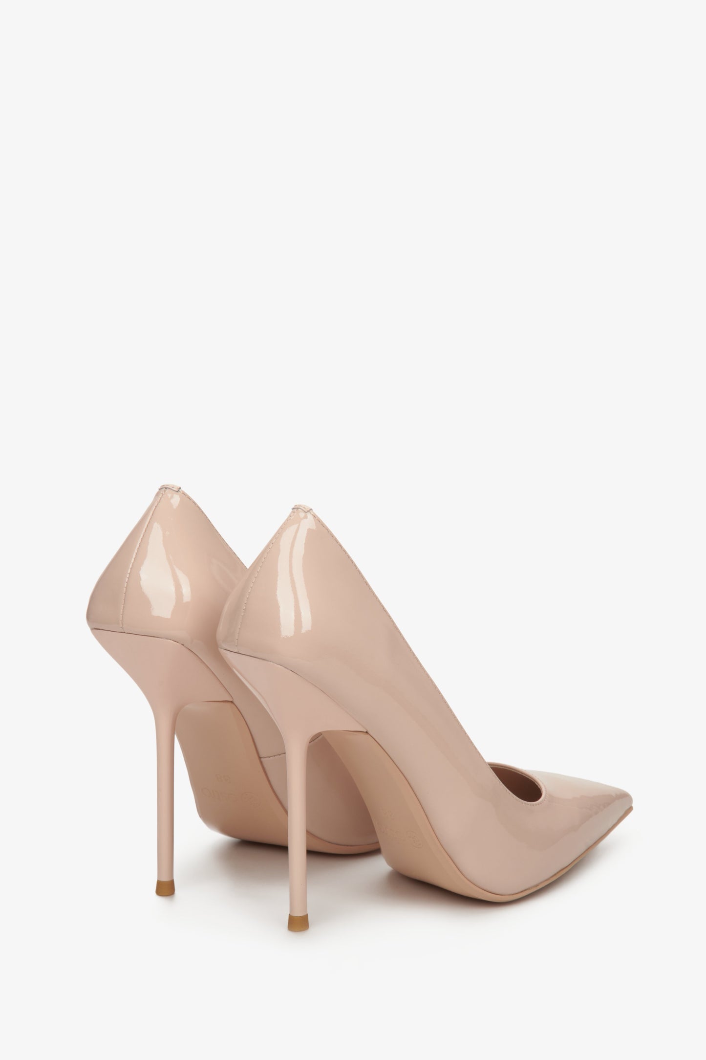 Czółenka damskie na wysokiej szpilce Estro w kolorze beżowym - zbliżenie na zapiętek butów.