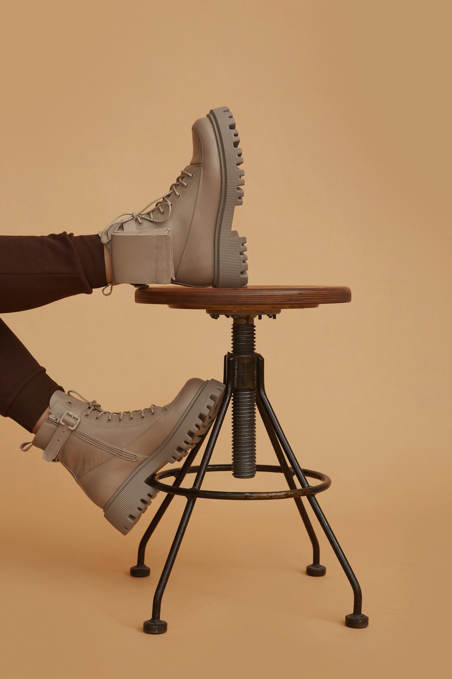 Damskie workery w kolorze beżowym marki Estro - prezentacja obuwia w pełnej stylizacji.