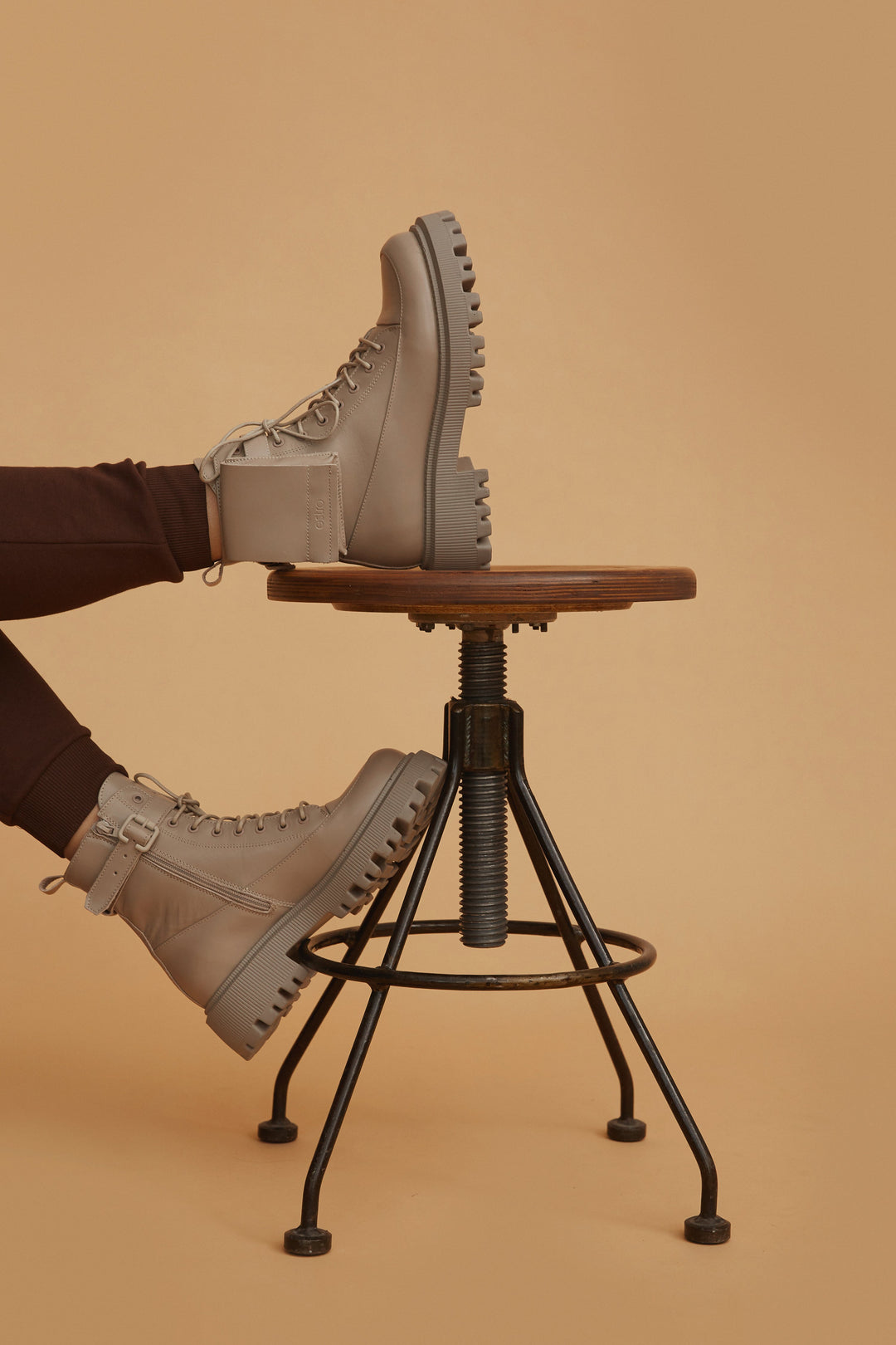 Damskie workery w kolorze beżowym marki Estro - prezentacja obuwia w pełnej stylizacji.