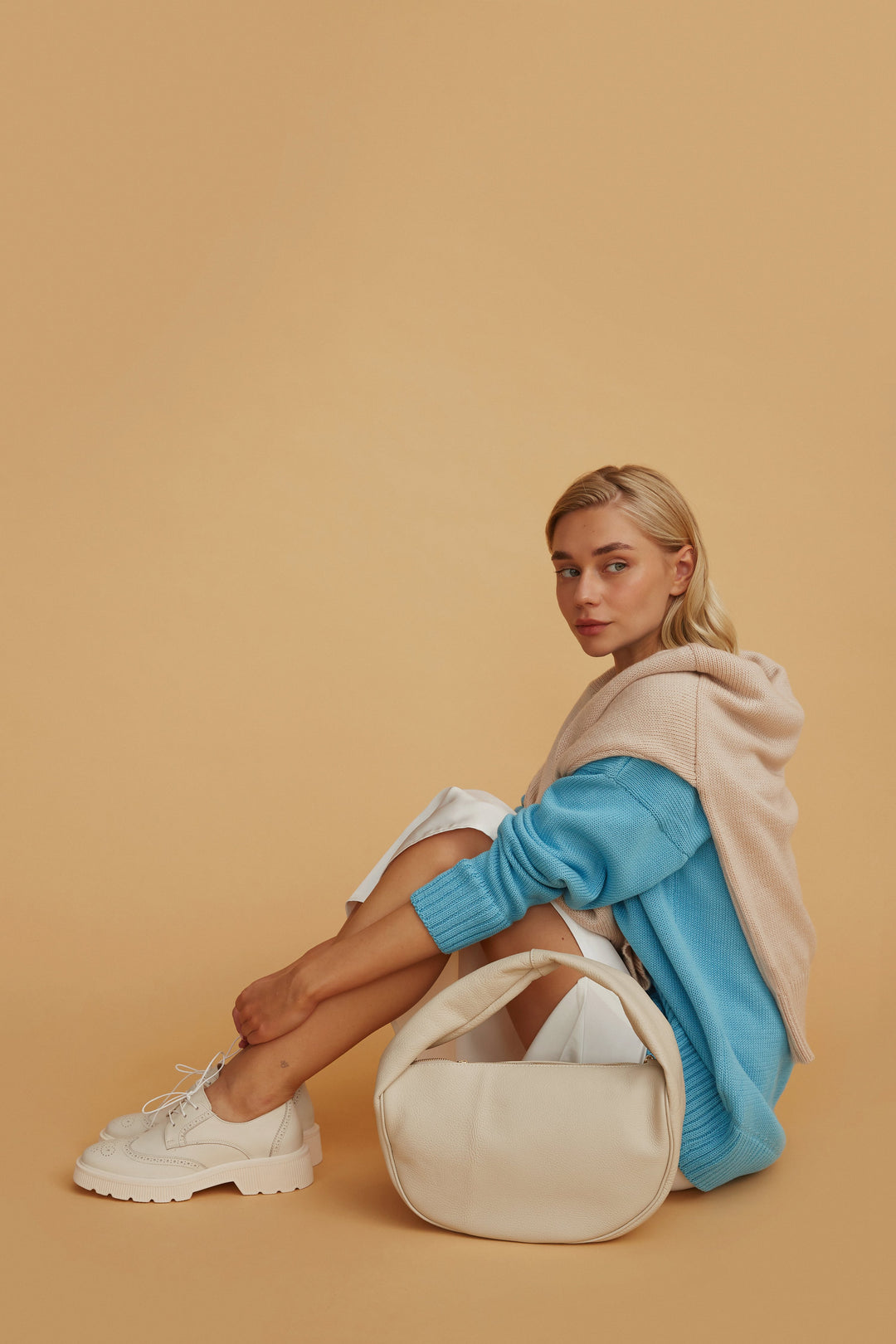 Damskie półbuty skórzane w kolorze beżowym - prezentacja modelu.