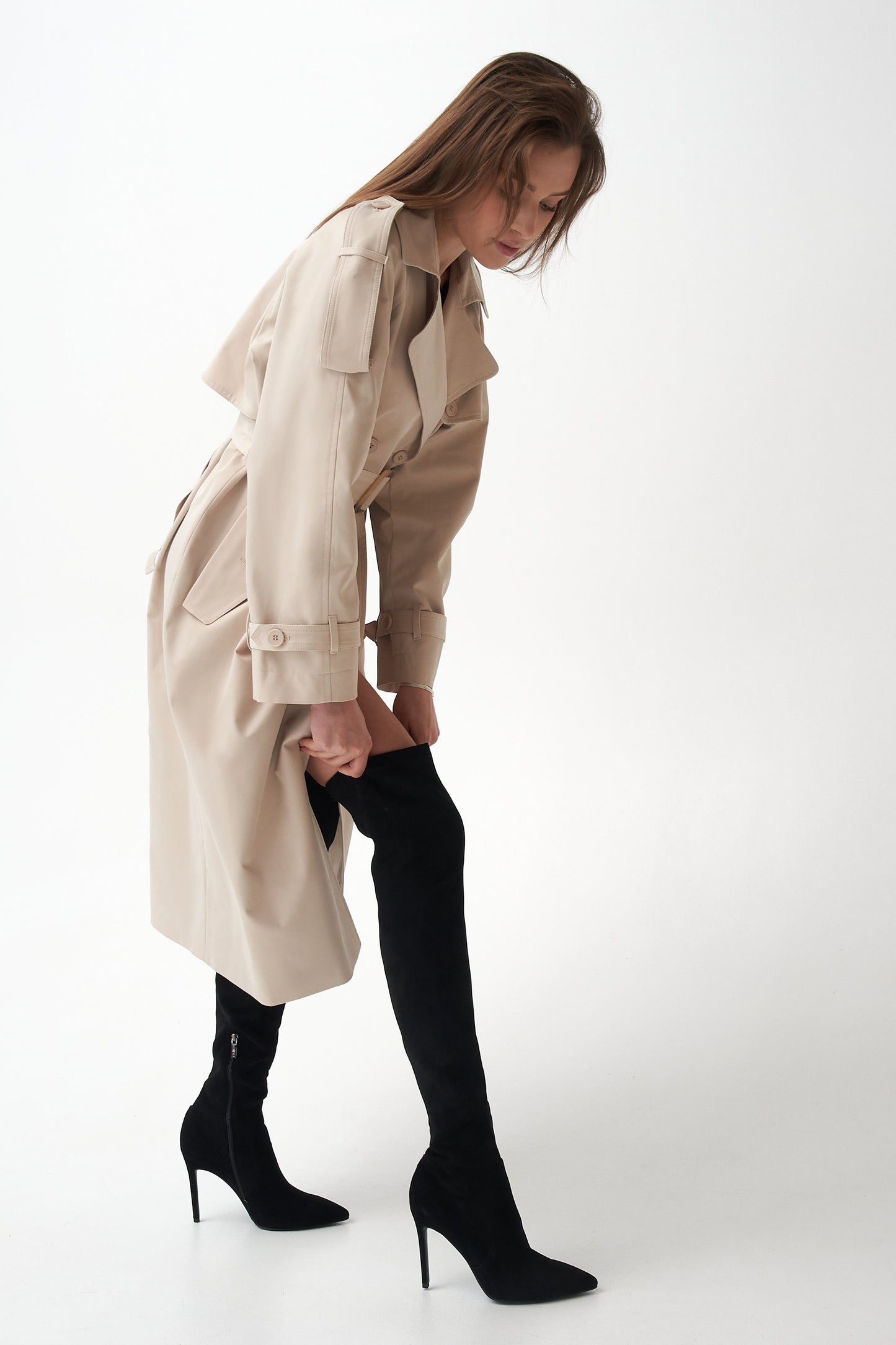 Wygodne, wysokie kozaki damskie Estro z weluru - prezentacja obuwia na modelce.