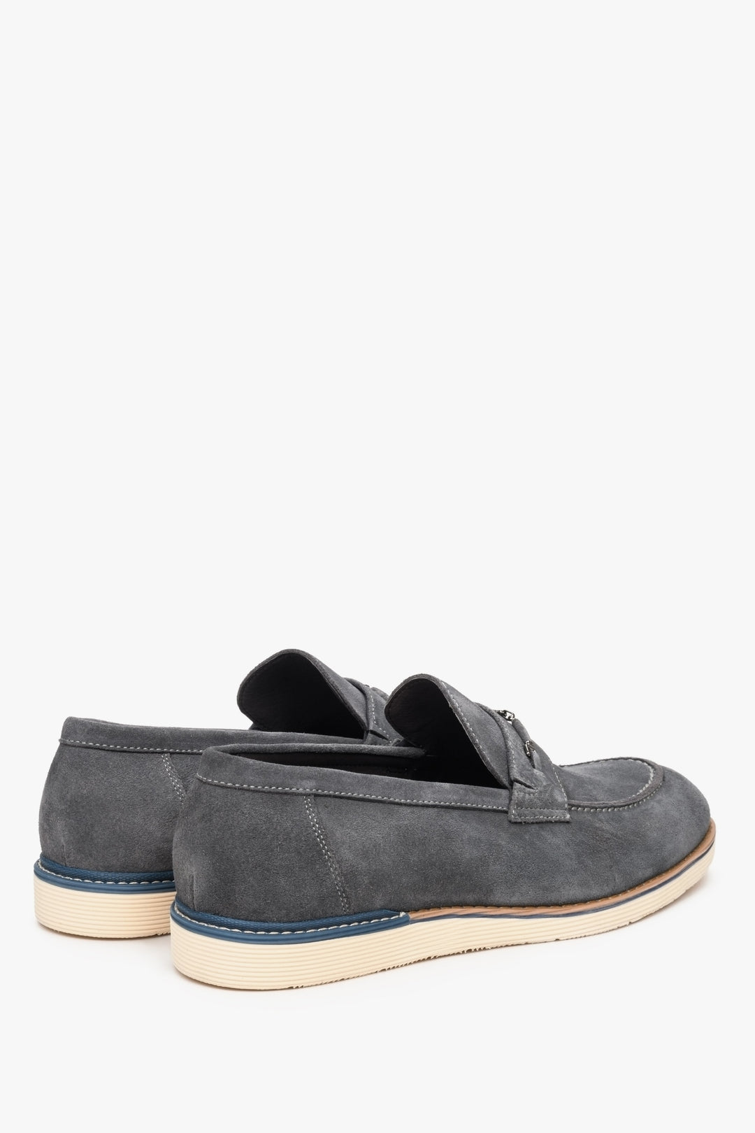 Męskie, wiosenne mokasyny Estro w kolorze szarym z weluru naturalnego - prezentacja zapiętka i przyszwy bocznej butów.