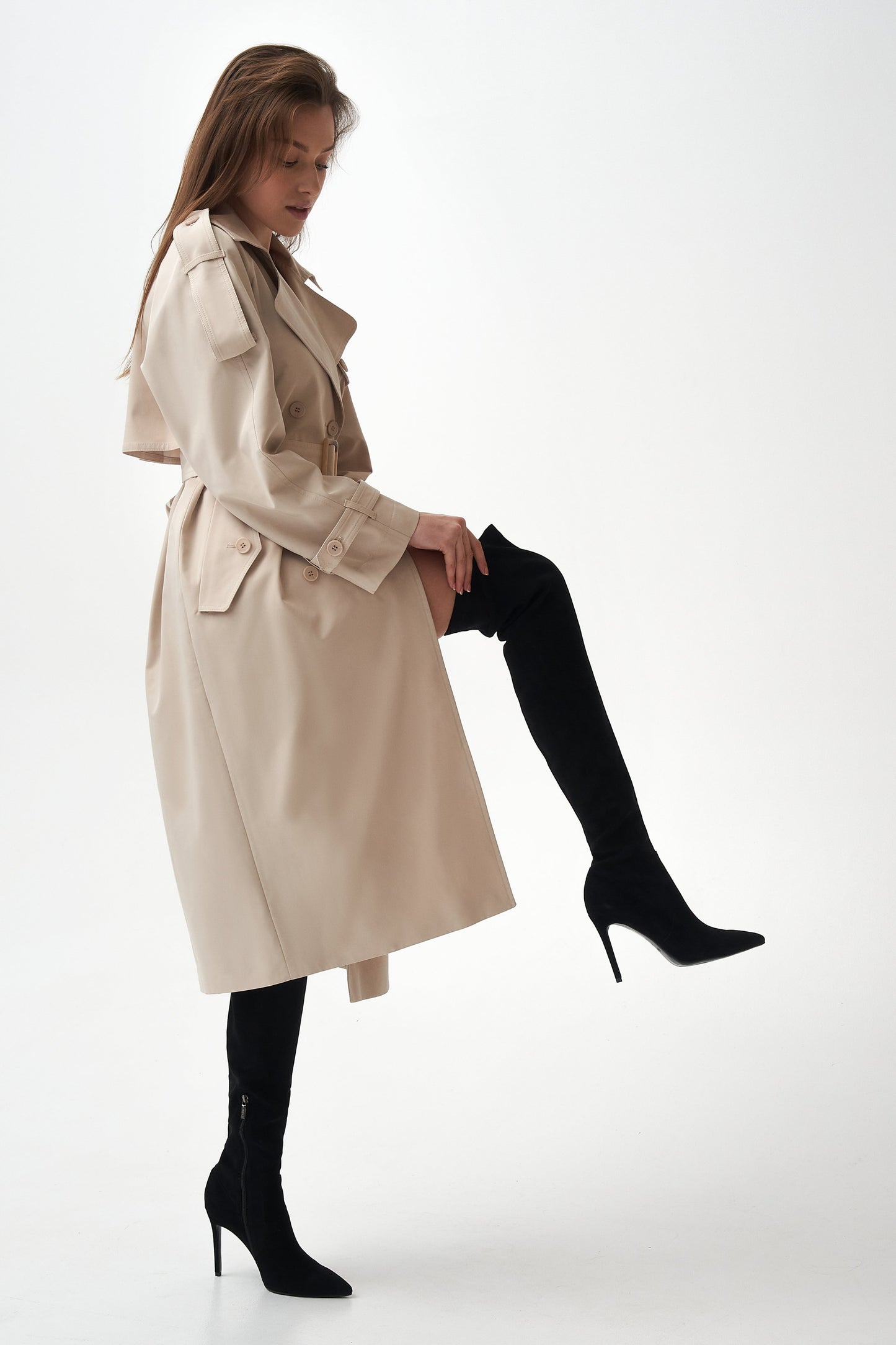 Botki damskie z weluru Estro: wysokie, na szplice. Prezentacja obuwia na modelce.