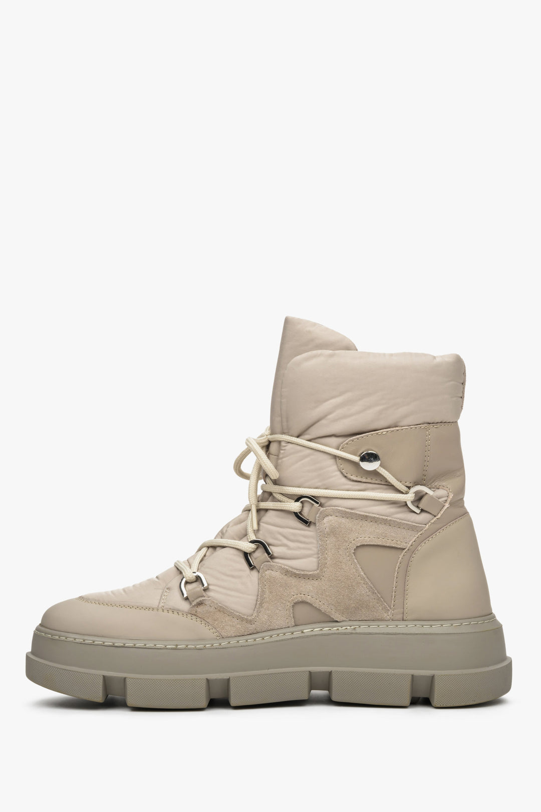 Zimowe botki damskie Estro ze sznurowaniem w kolorze beżowym - zbliżenie na profil buta.