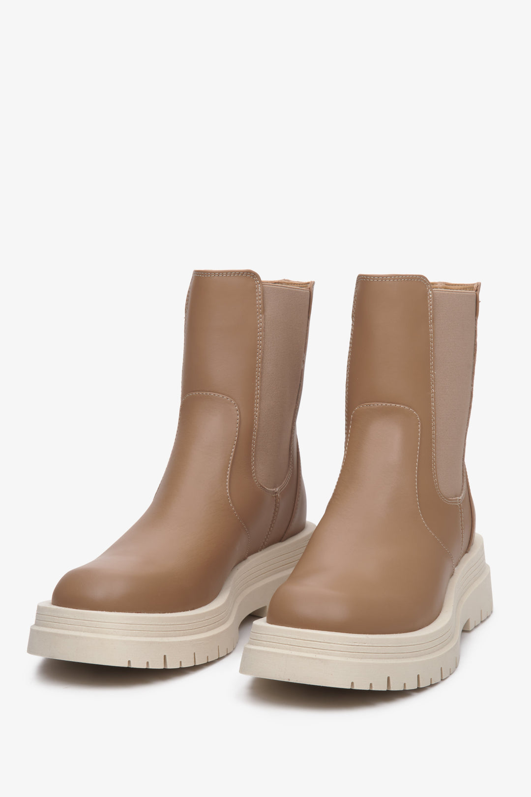 Podwyższane botki damskie na jesień w kolorze brązowym marki Estro - przednia część butów.