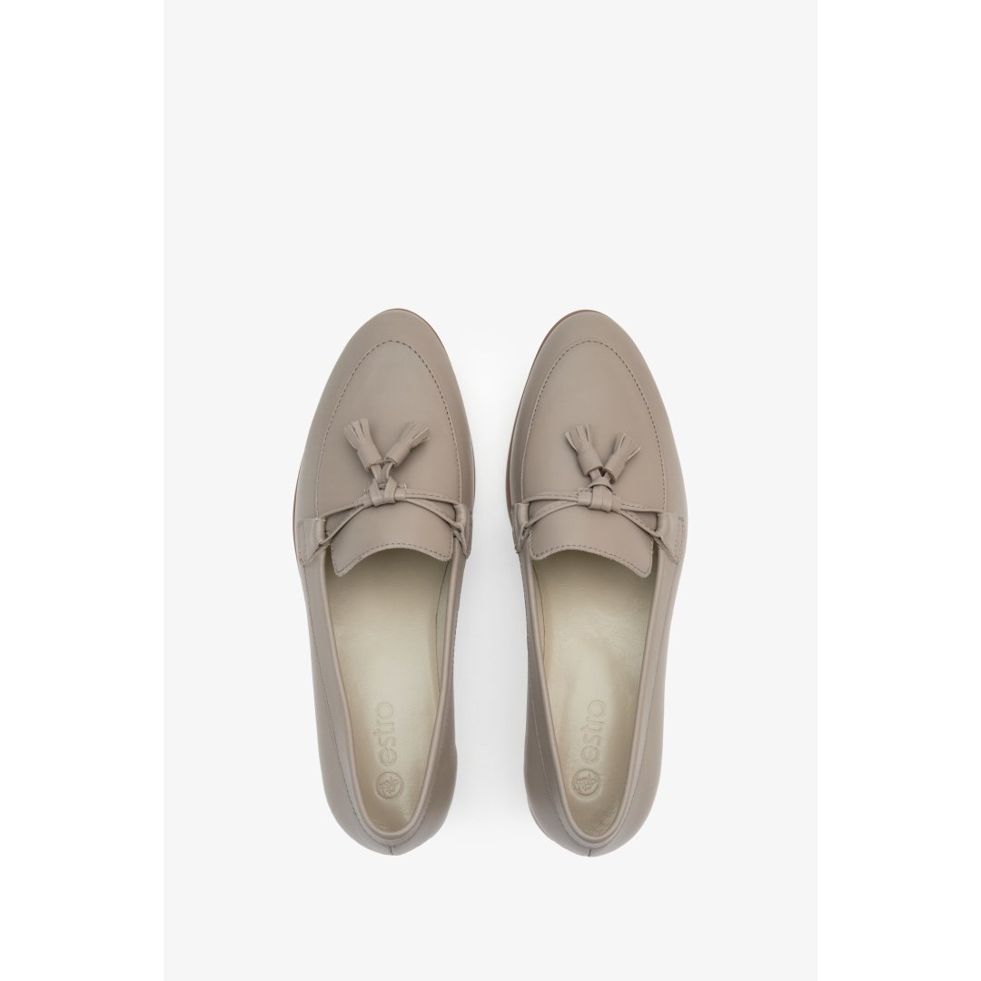 Damskie beżowe lordsy Estro ze skóry naturalnej.