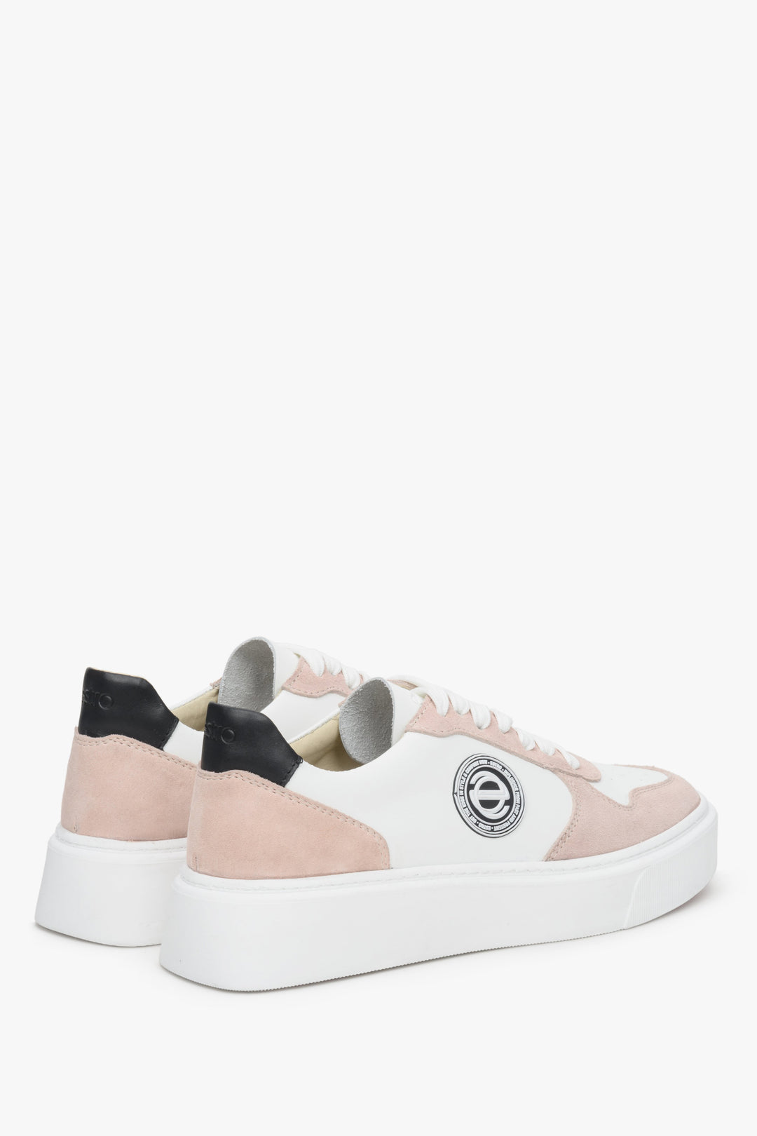 Biało-różowe, miękkie i wygodne sneakersy damskie Estro ze skóry i weluru - zbliżenie na przyszwę boczną i zapiętek.