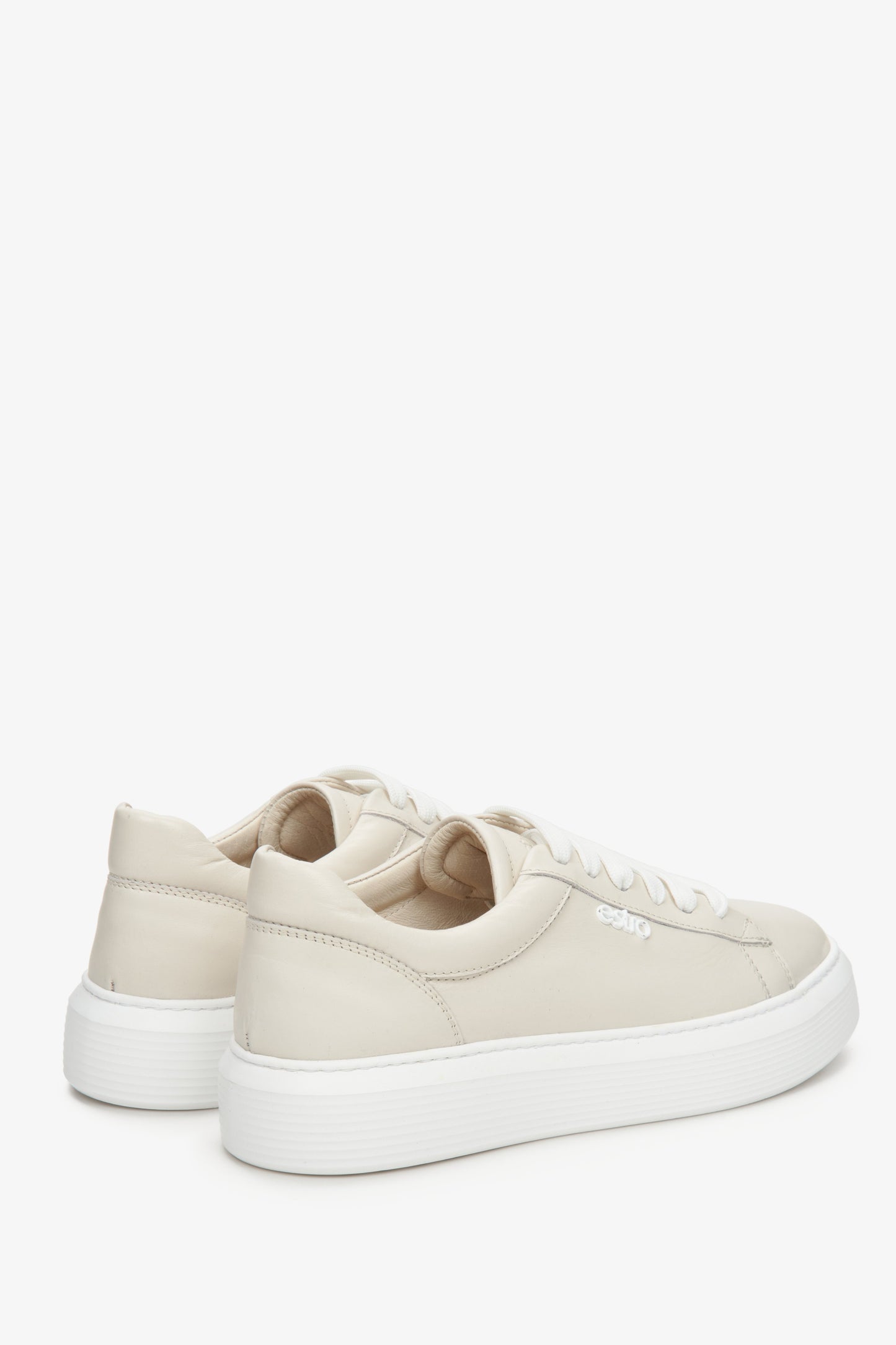 Trampki damskie w kolorze jasnobeżowym marki Estro - zbliżenie na zapiętek i przyszwę boczną obuwia wiosennego.