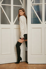 Czarne, wysokie kozaki damskie z weluru marki Estro - prezentacja obuwia na modelce.