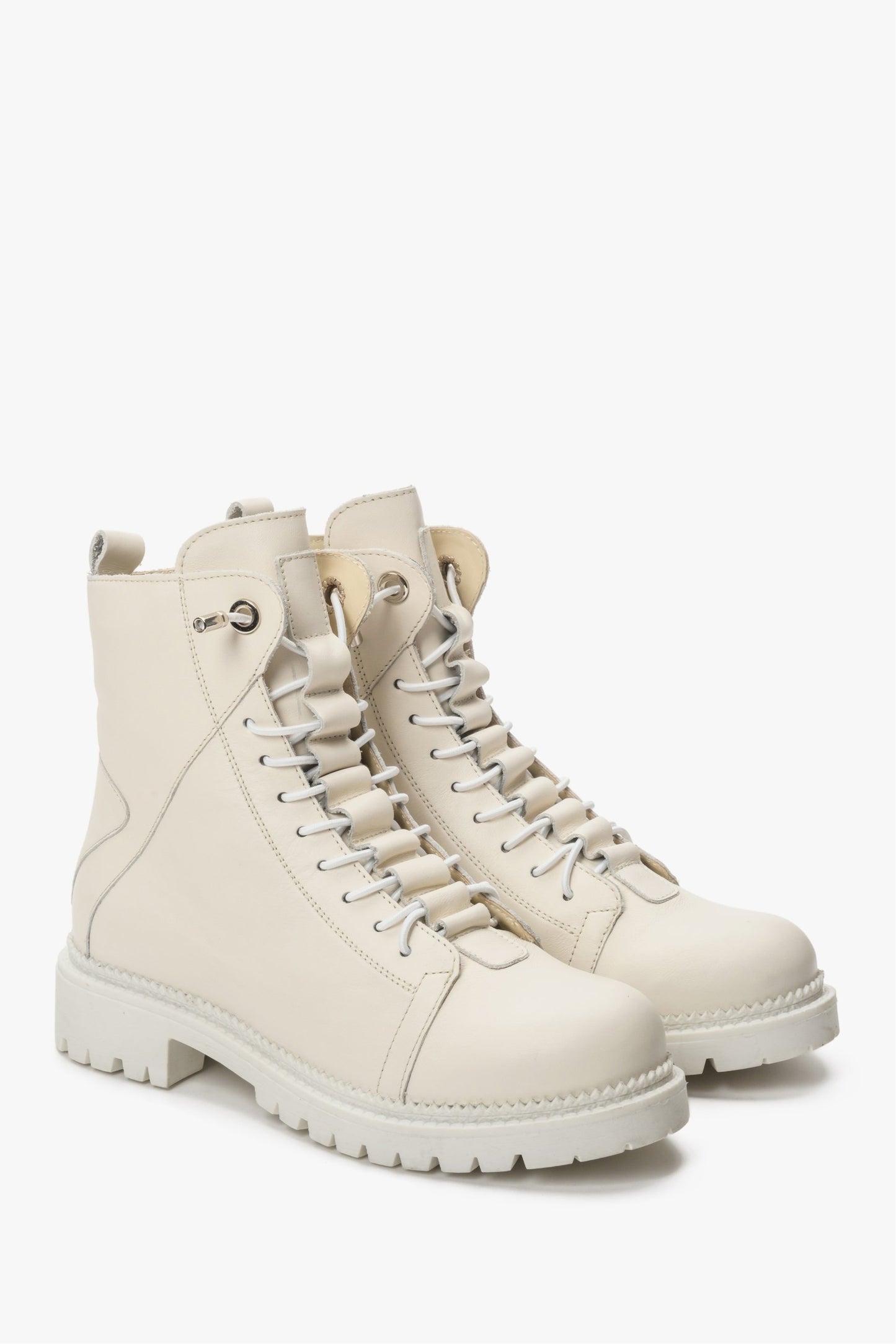 Wysokie botki damskie marki Estro ze skóry naturalnej w kolorze beżowym.