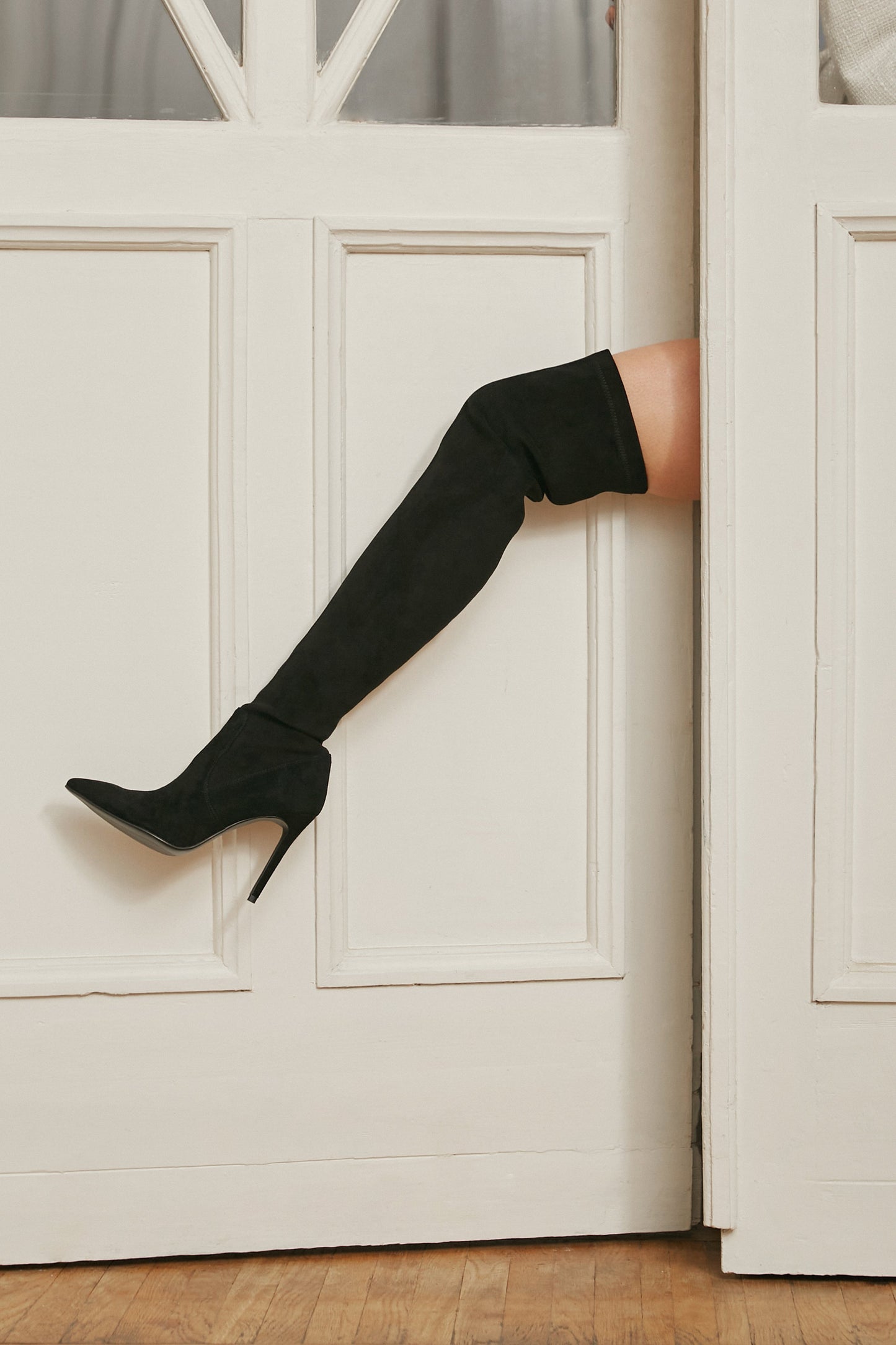 Welurowe kozaki damskie Estro w kolorze czarnym, marka Estro.