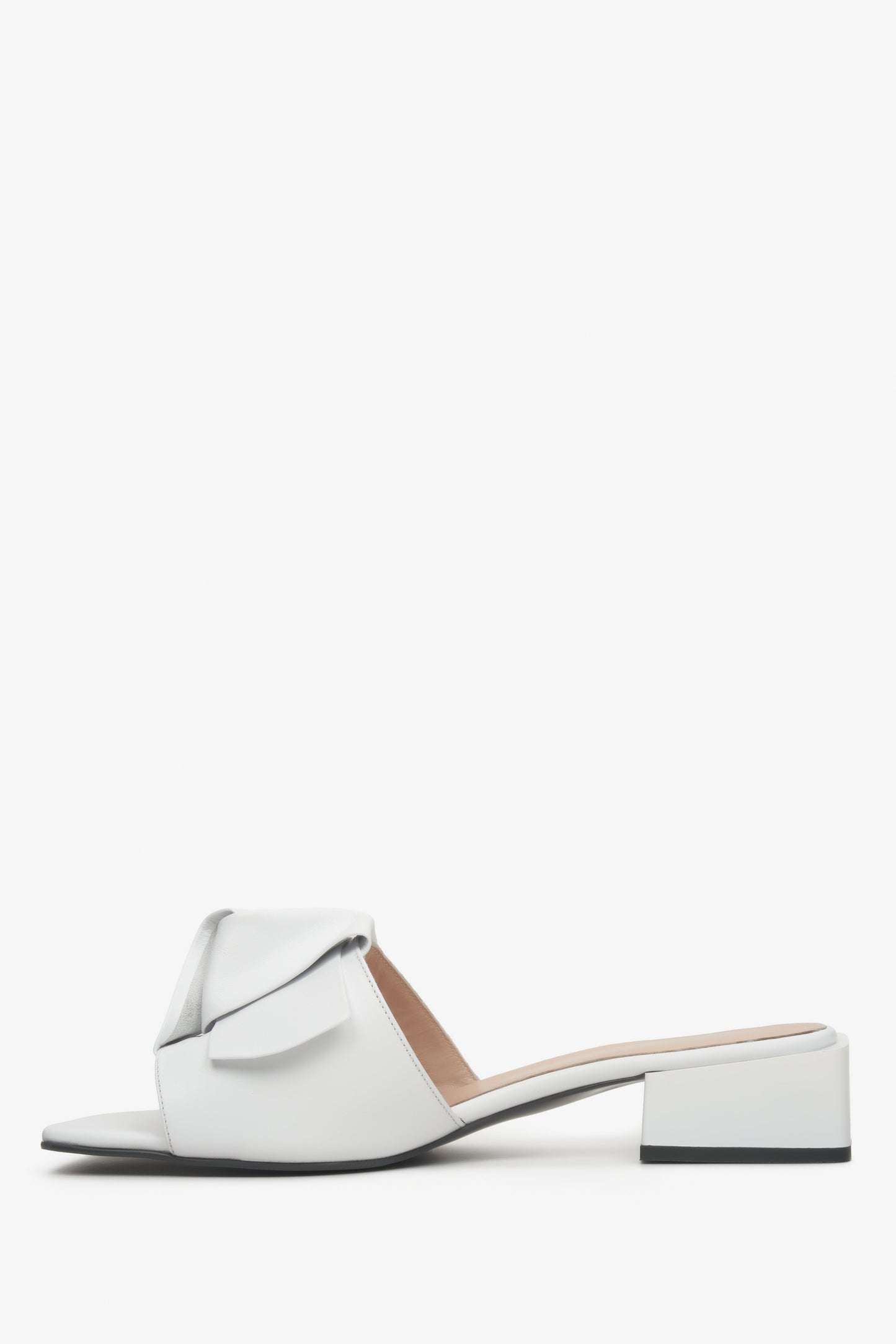 Niskie, skórzane klapki damskie Estro w kolorze białym - profil butów.