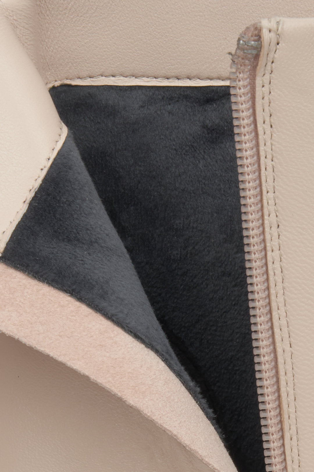 Wysokie, ocieplane botki damskie Estro w kolorze beżowym ze skóry naturalnej.