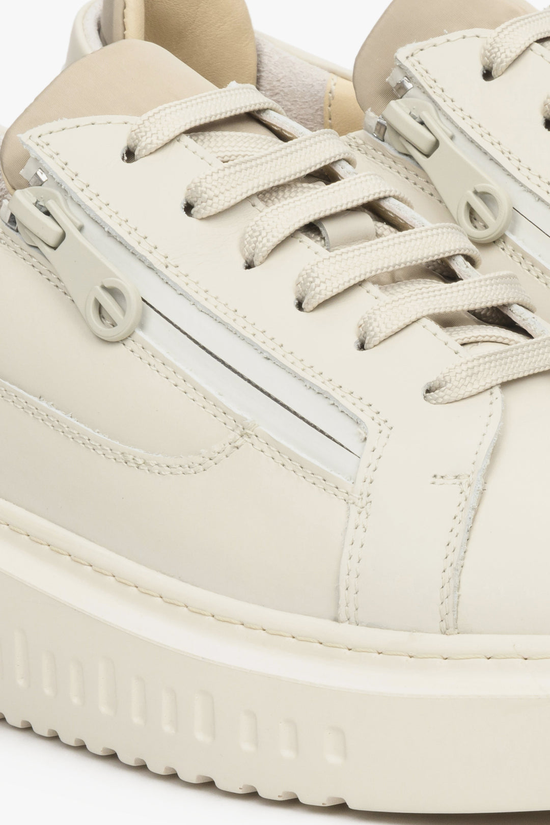 Skórzane, beżowe sneakersy damskie Estro na elastycznej podeszwie - zbliżenie na detale.