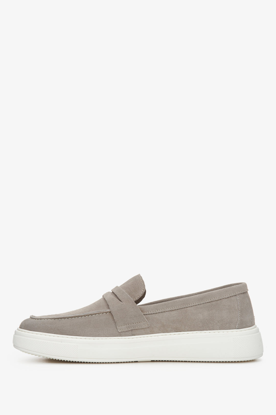 Zamszowe mokasyny męskie w kolorze beżowym Estro - prezentacja profilu buta.