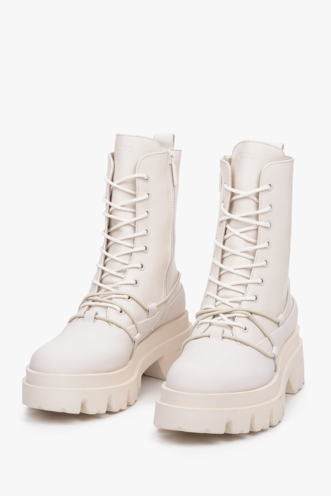 Podwyższane workery damskie z efektownym sznurowaniem w kolorze beżowym ze skóry naturalnej Estro.