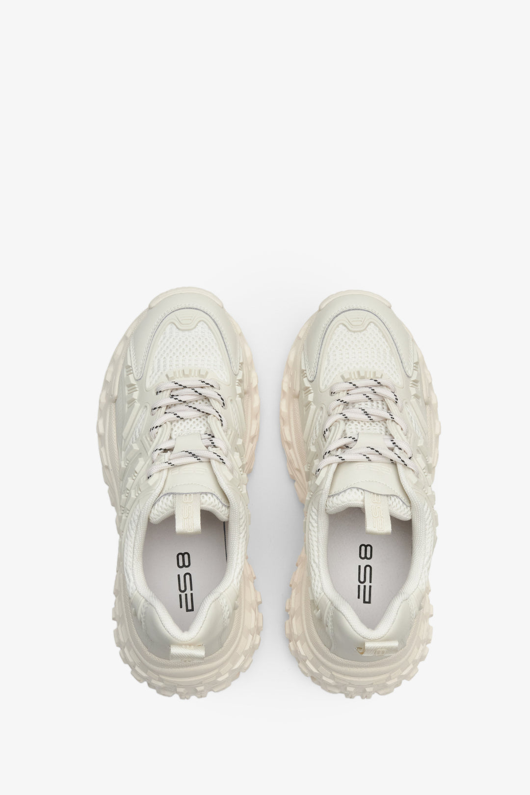Sneakersy damskie w kolorze beżowym ze sznurowaniem ze skóry naturalnej - prezentacja obuwia z góry.